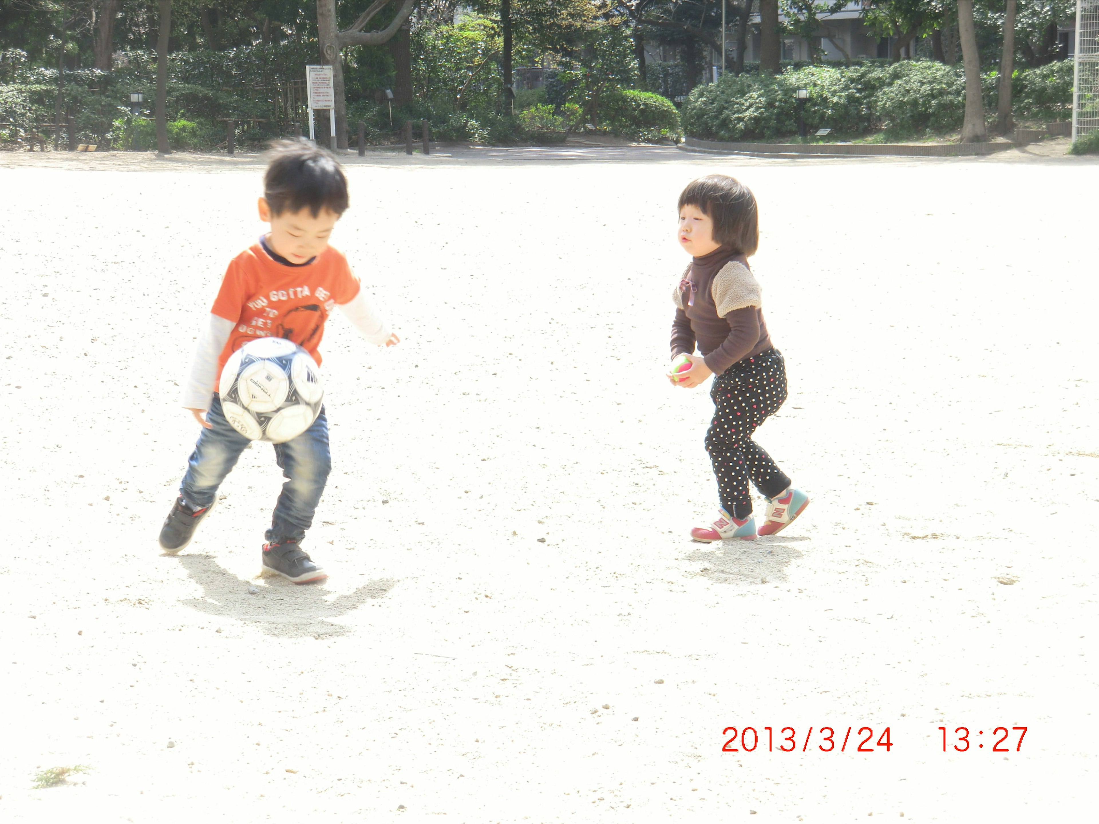 公園でサッカーをする子供たち