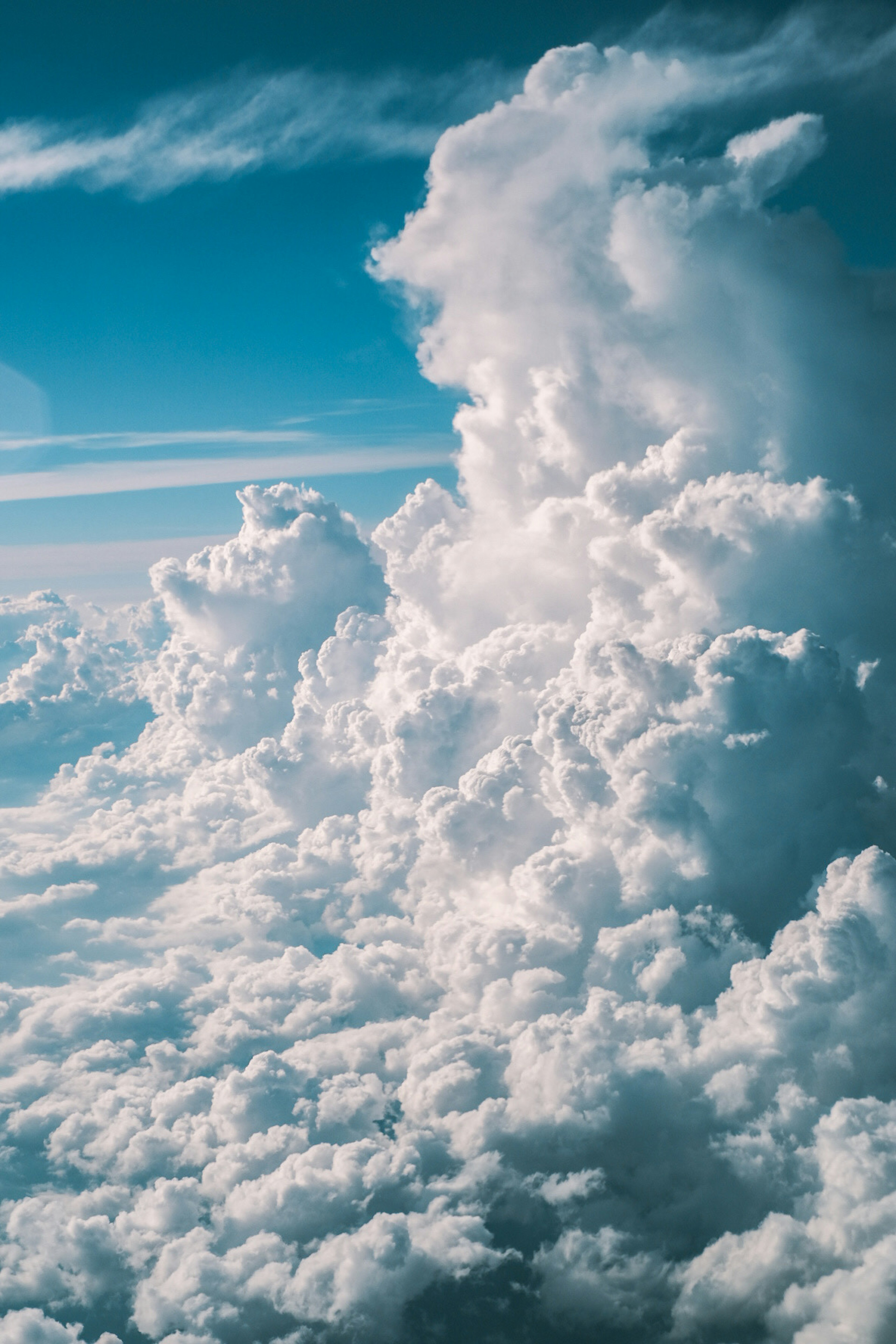 Nuvole bianche soffici contro un cielo azzurro