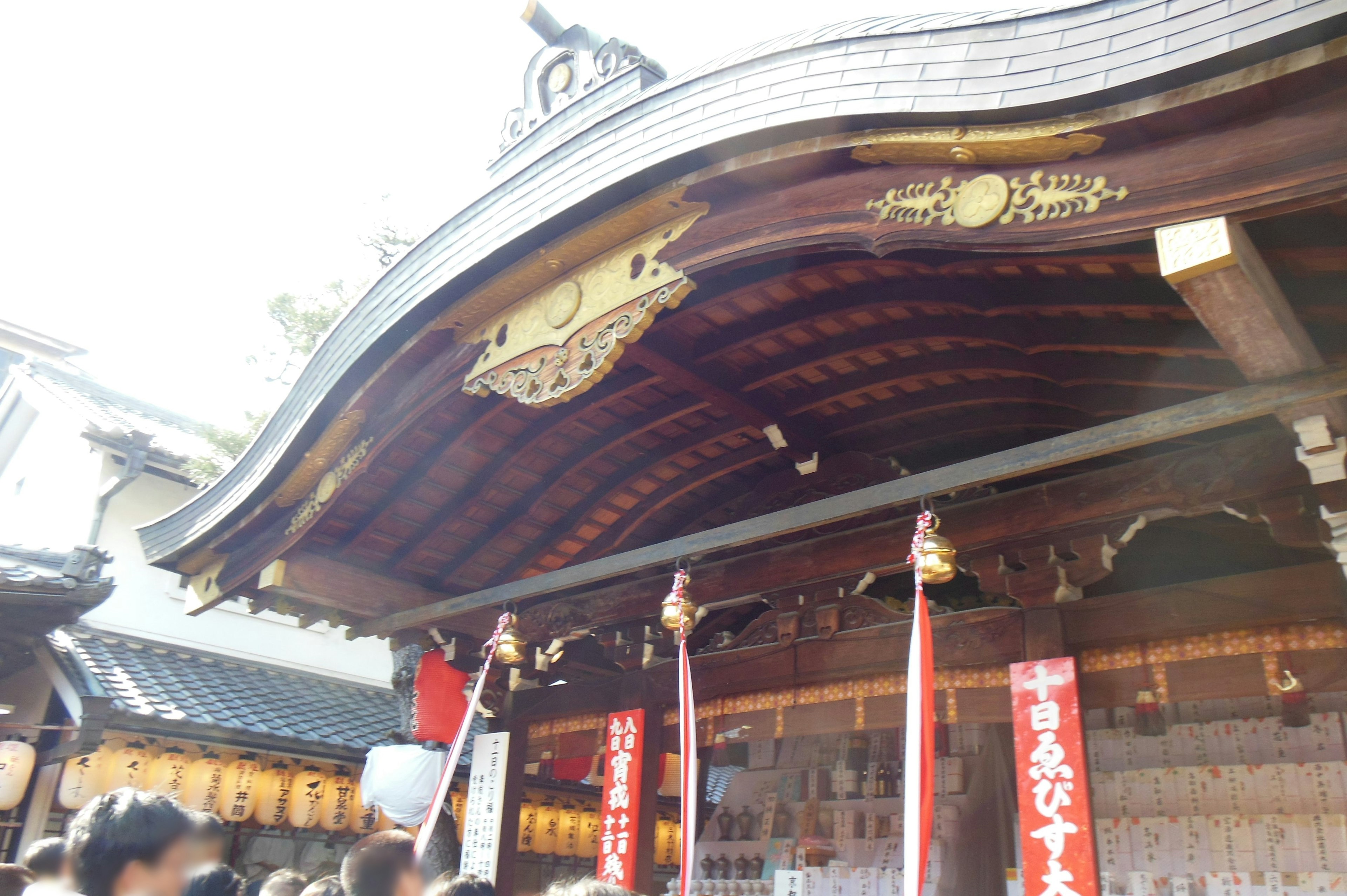 Santuario japonés tradicional con techo ornamentado y decoraciones