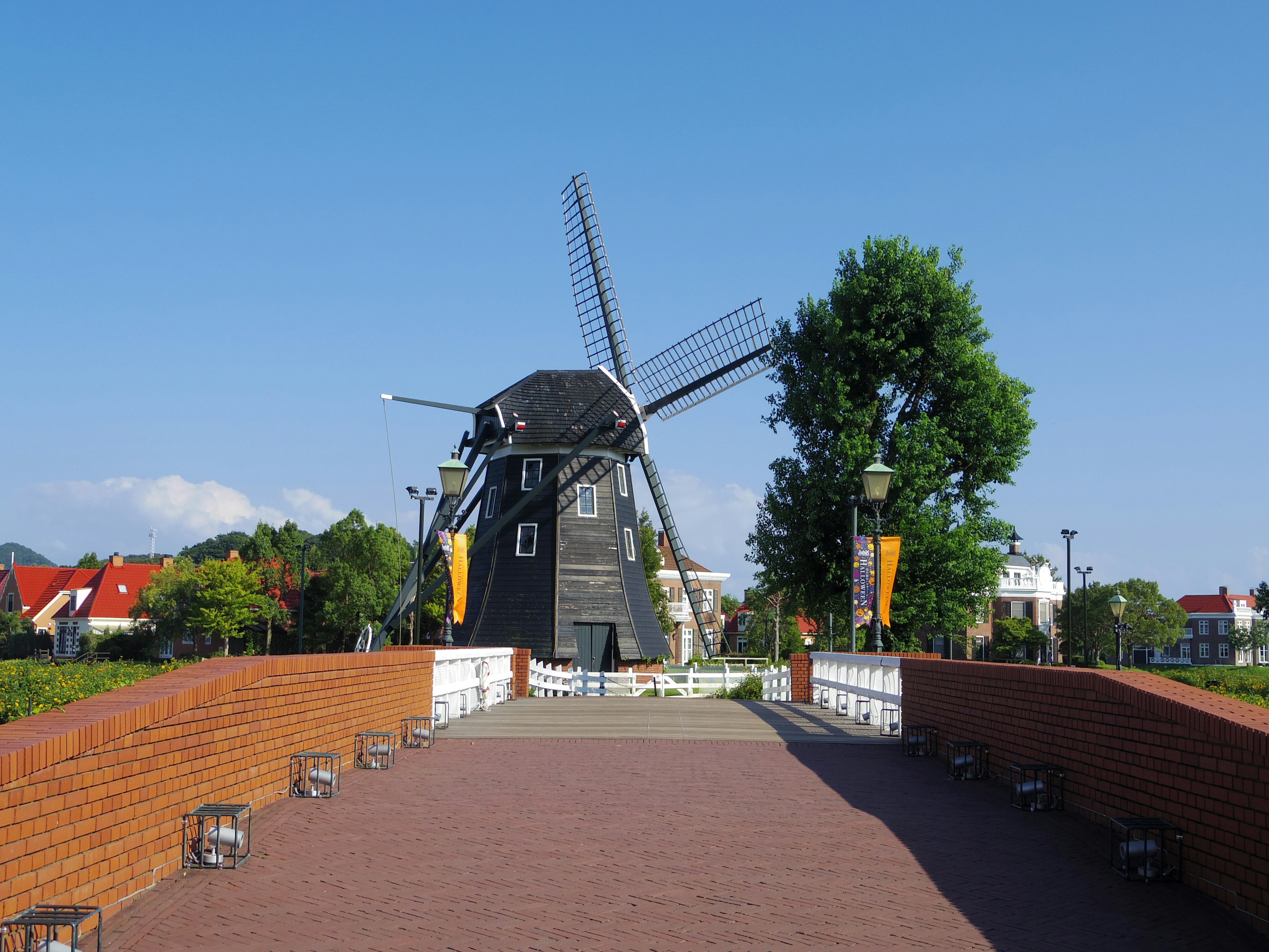 Malersicher Blick auf eine Brücke, die zu einer Windmühle führt