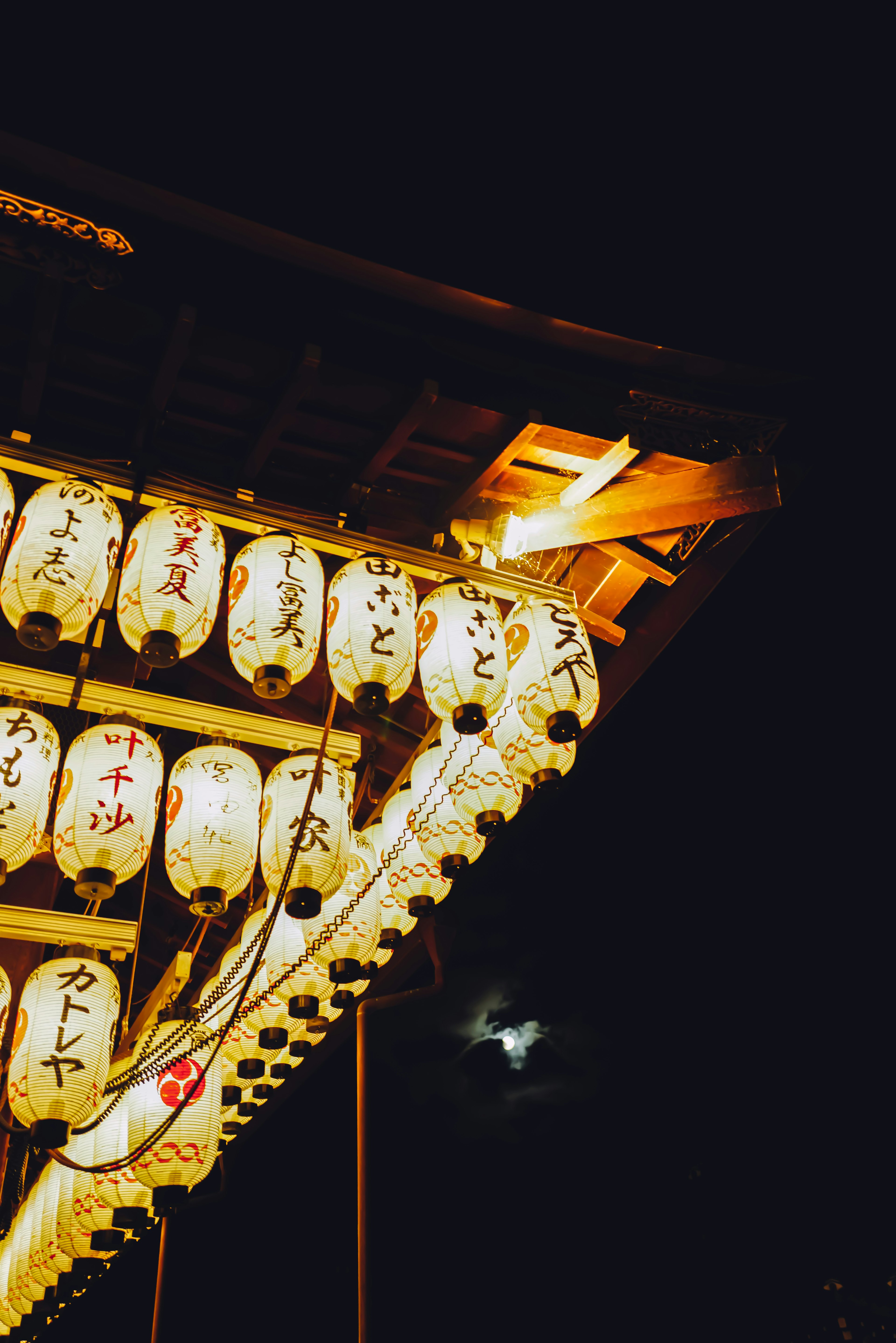 夜空に照らされた提灯と月