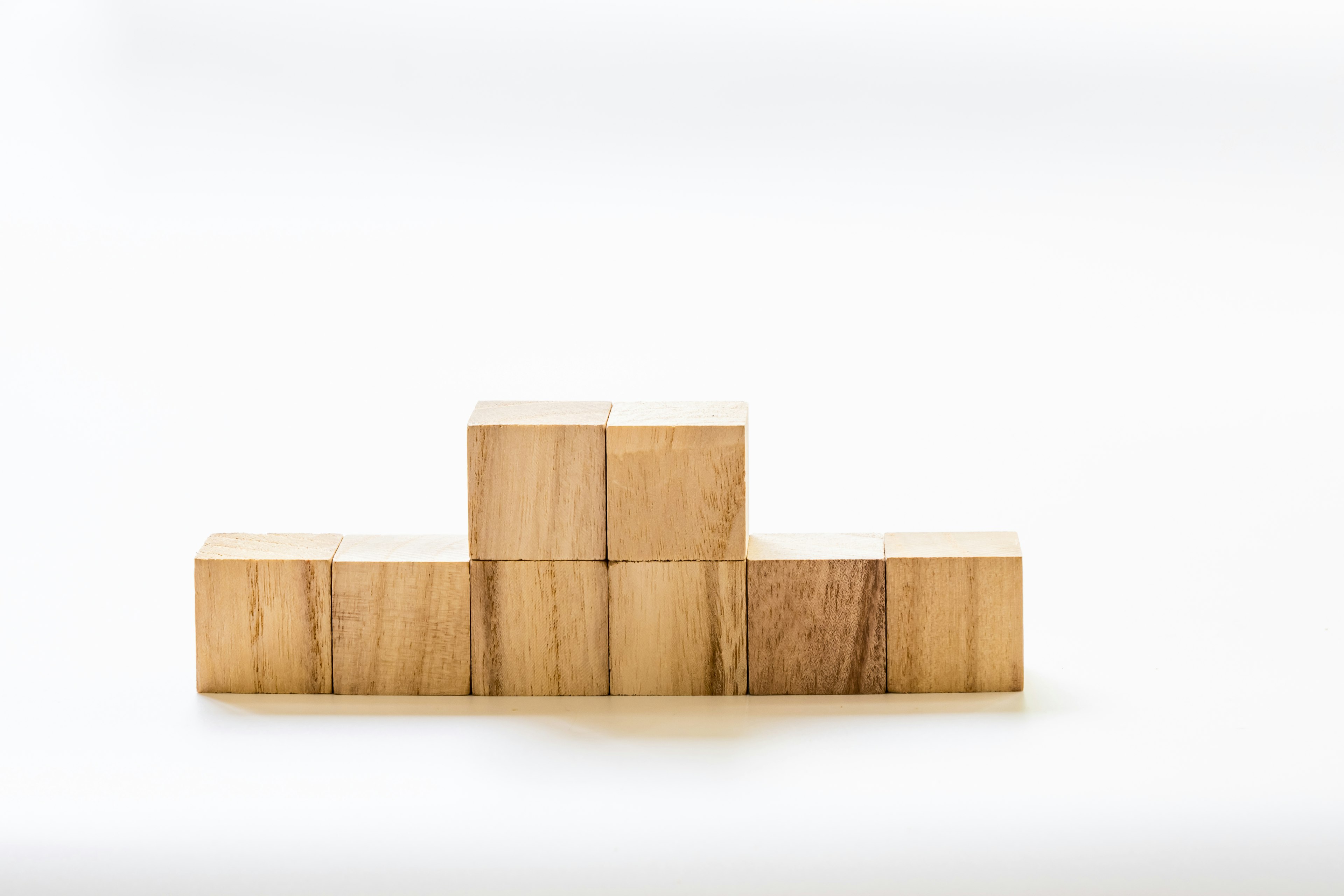 Arrangement simple de blocs en bois sur un fond blanc