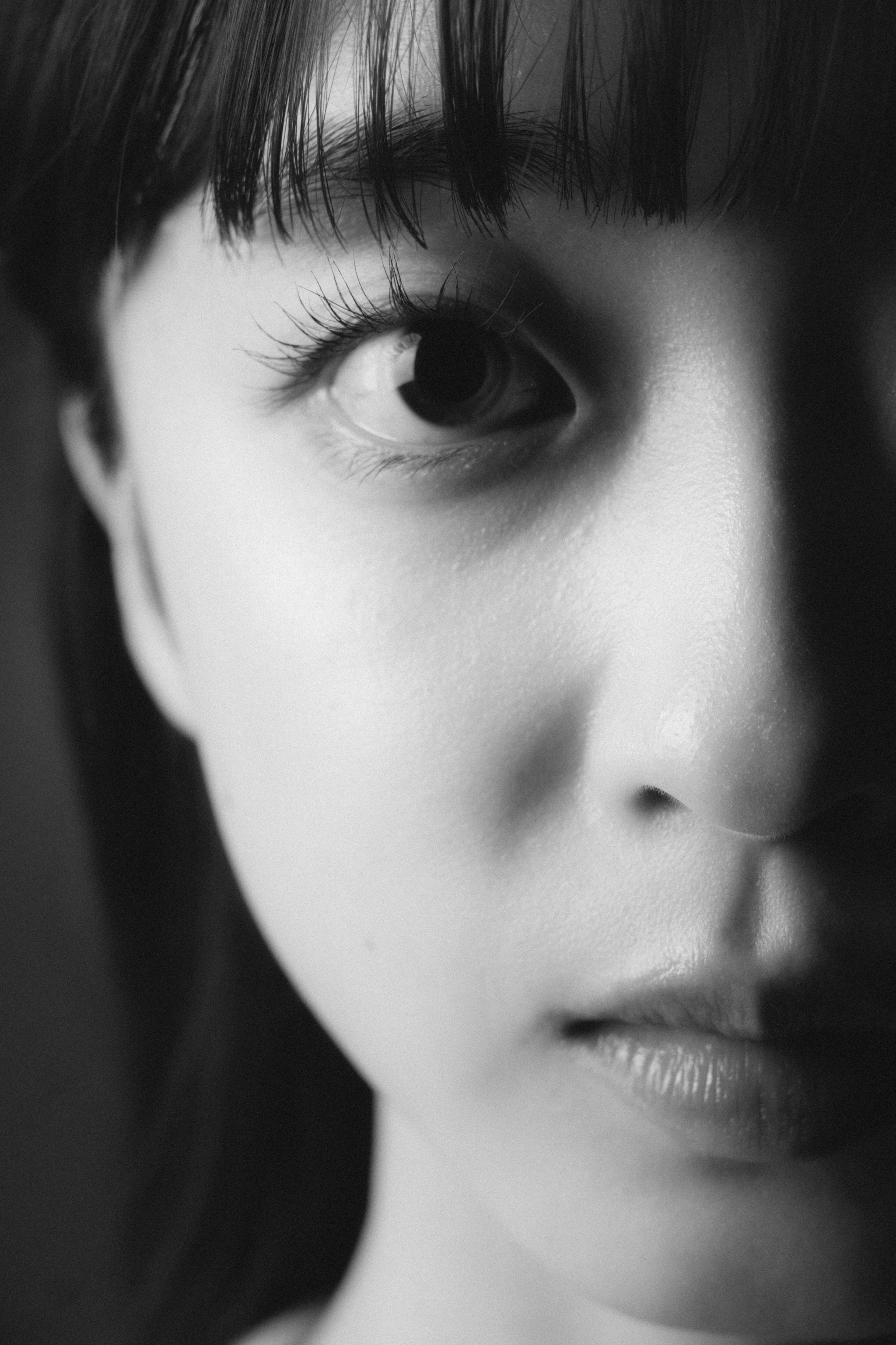 Foto en blanco y negro que muestra un primer plano del rostro de una mujer con una expresión fuerte