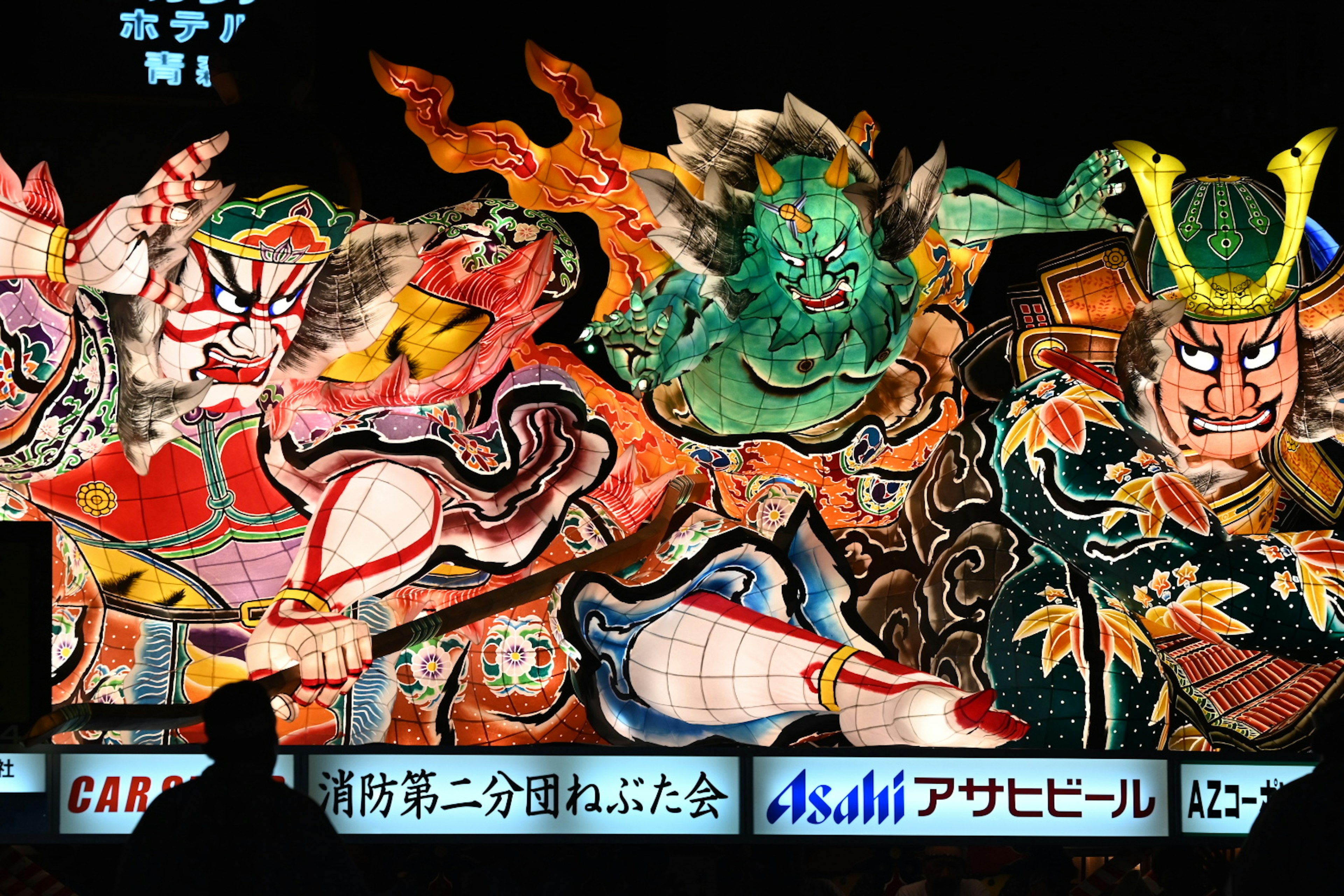 Flotta tradizionale giapponese del festival Nebuta con figure colorate