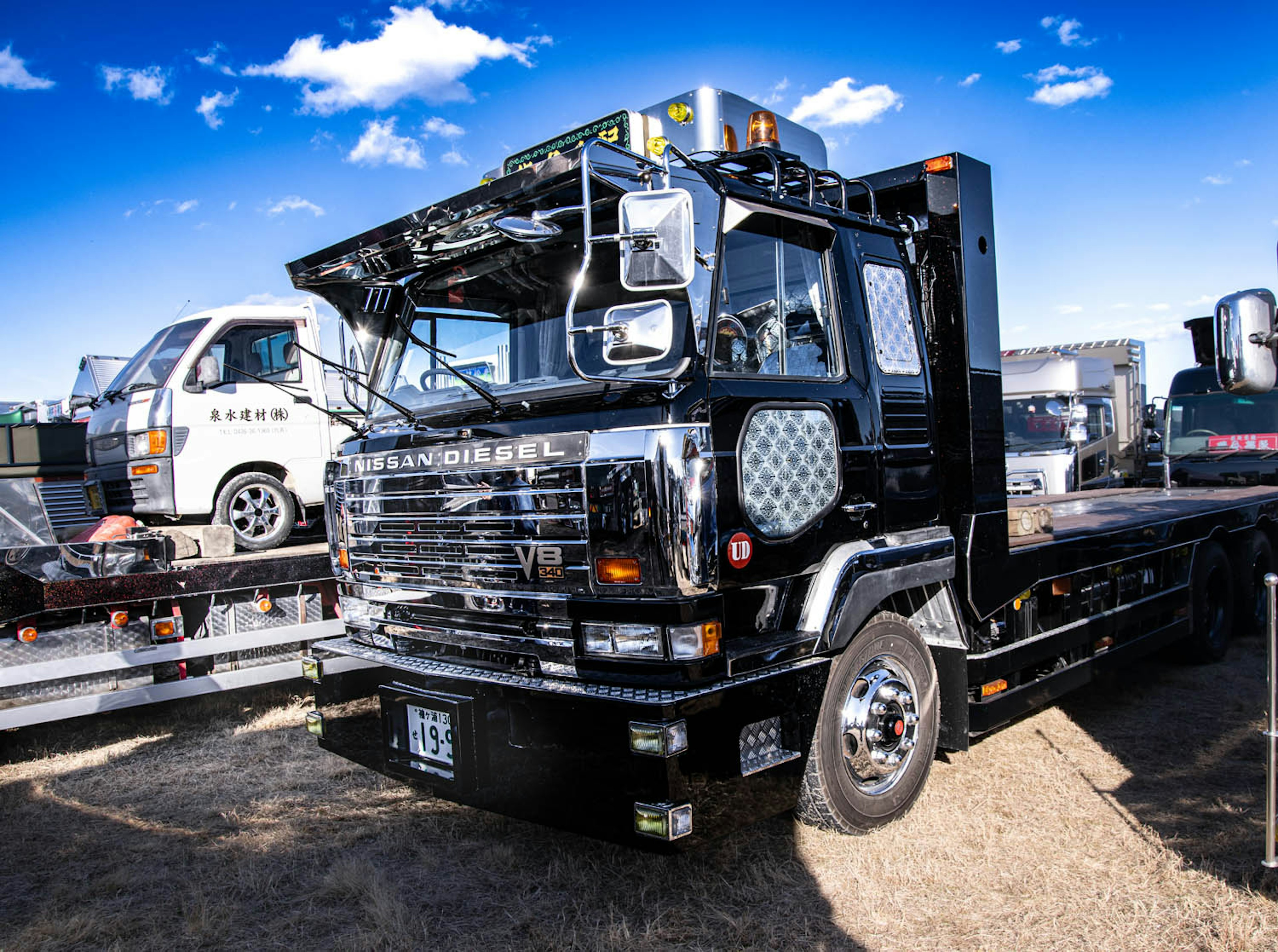 Un camion noir garé sous un ciel bleu