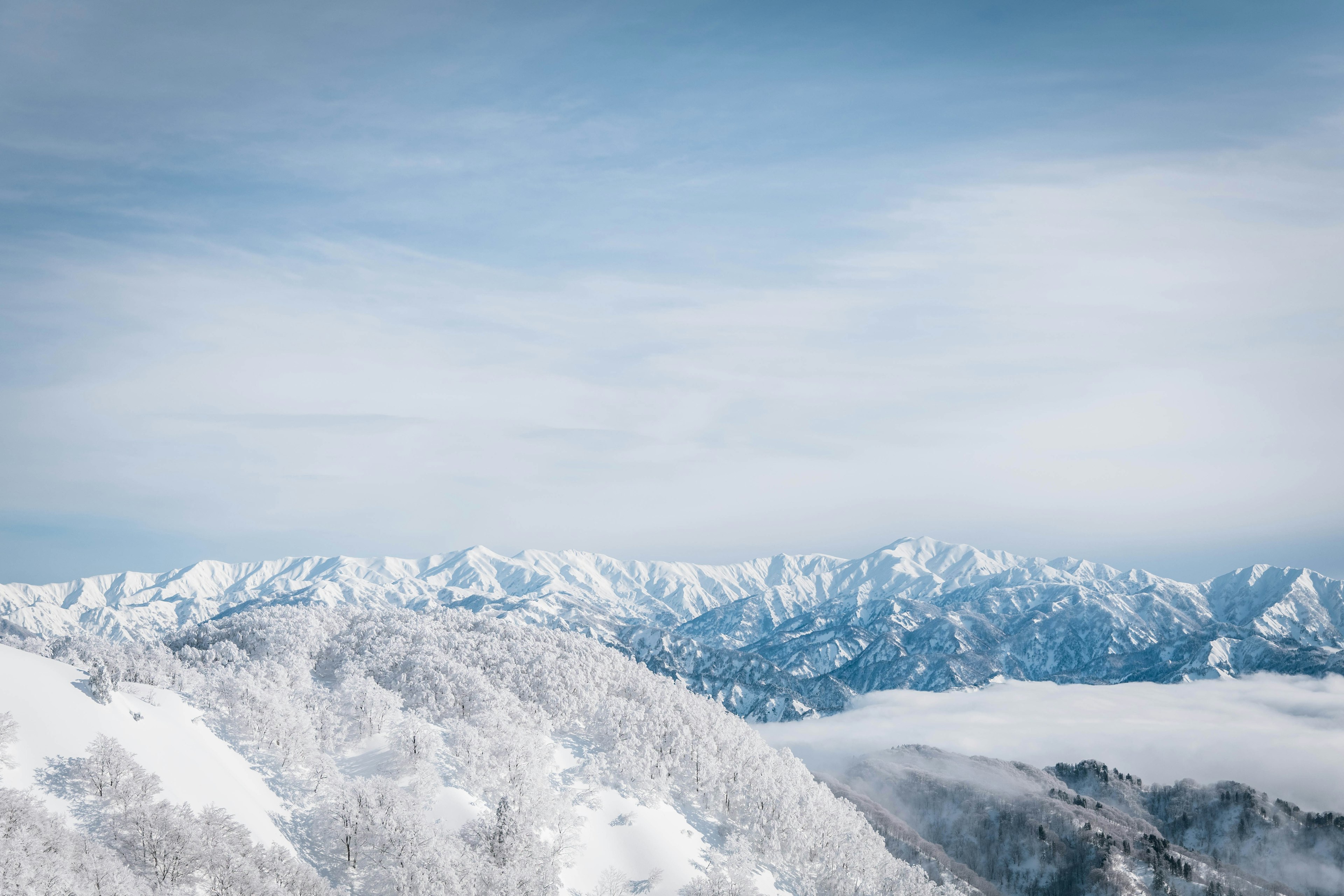 雪に覆われた山々と青い空の広がり