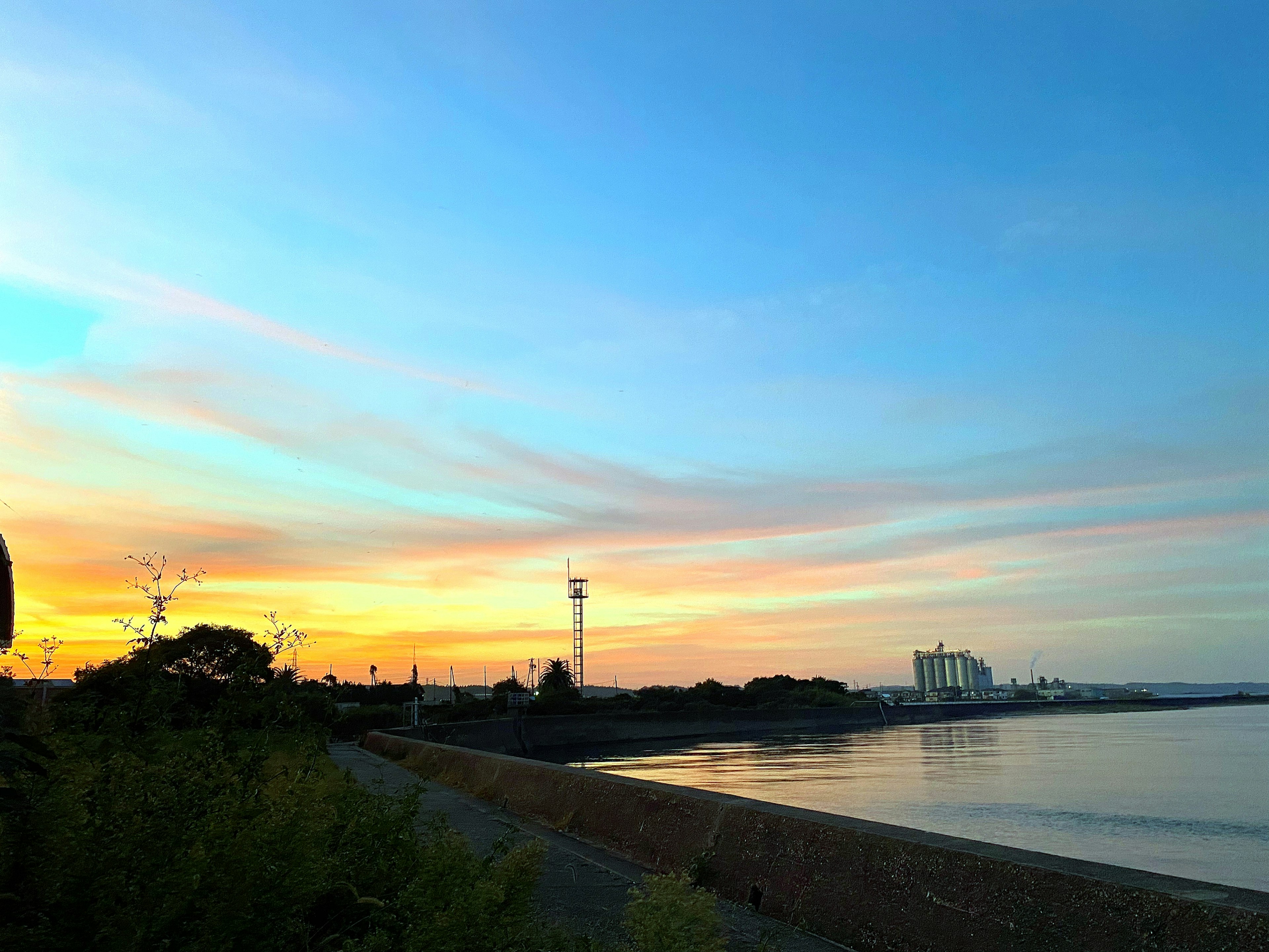 美しい夕焼けの海岸線に沿った風景 建物や塔が遠くに見える