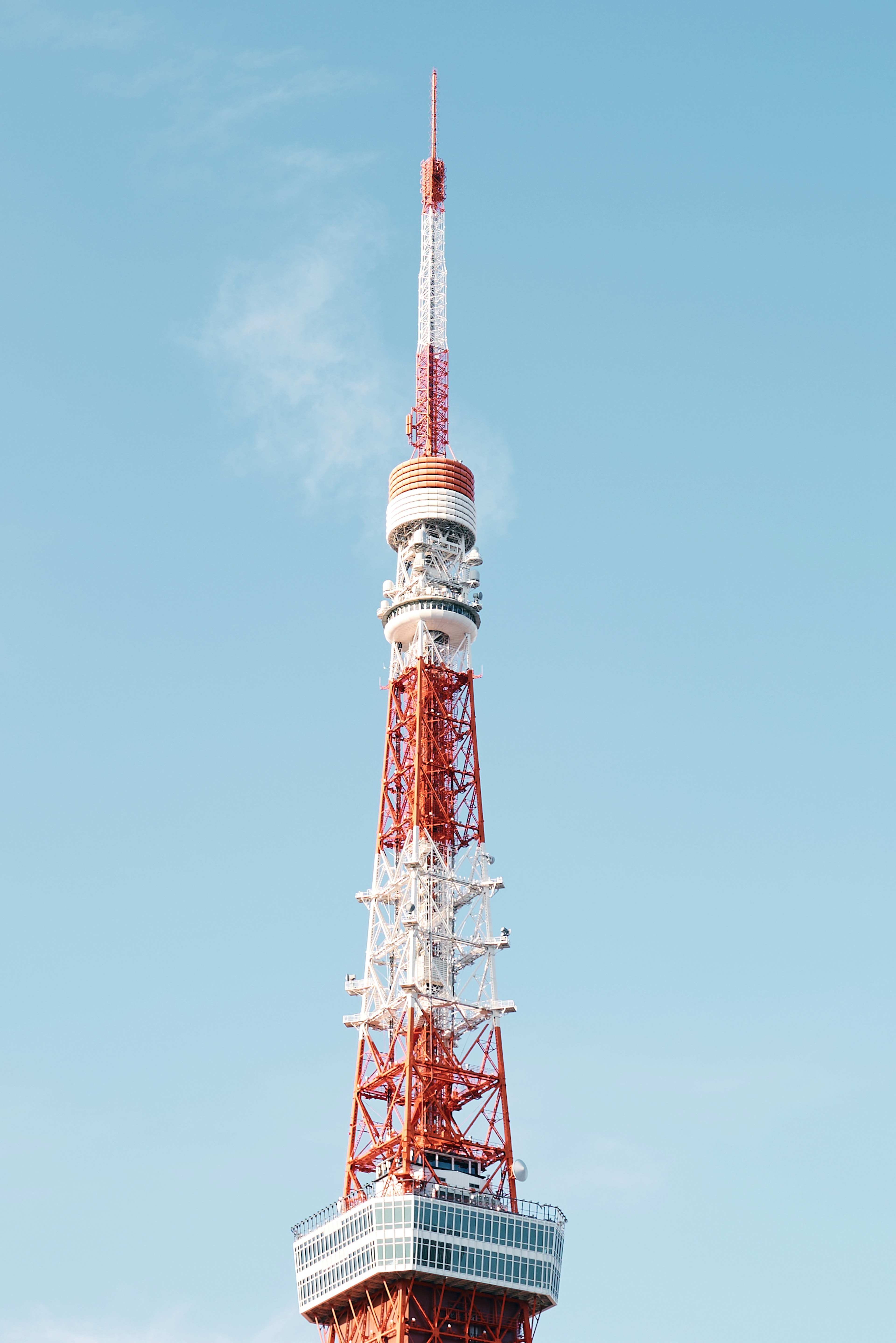 東京タワーの赤と白の通信塔青い空の下にそびえる