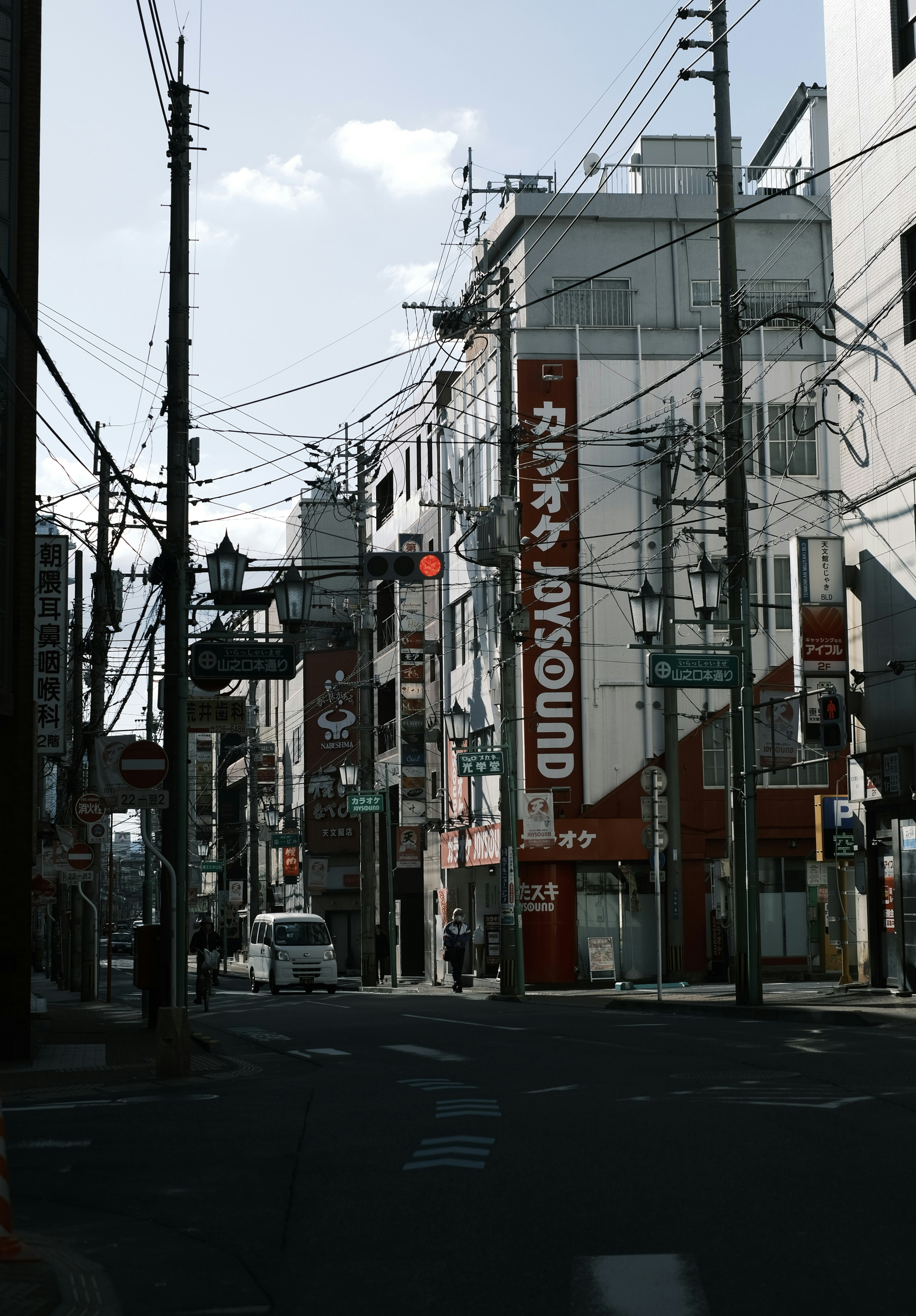 Escena de calle de la ciudad con edificios y postes eléctricos