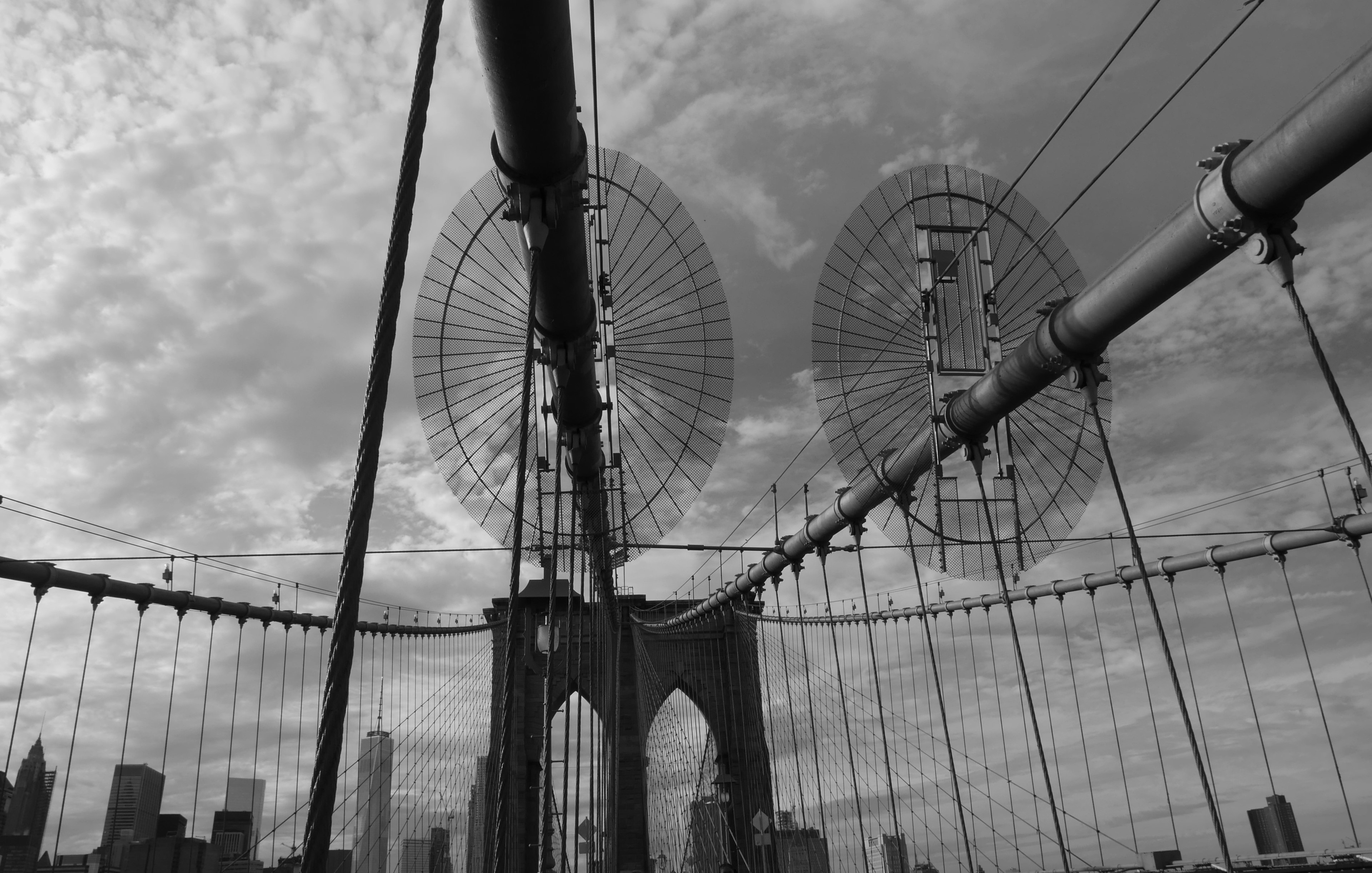 Imagen en blanco y negro del puente de Brooklyn mostrando sus detalles y el horizonte de la ciudad