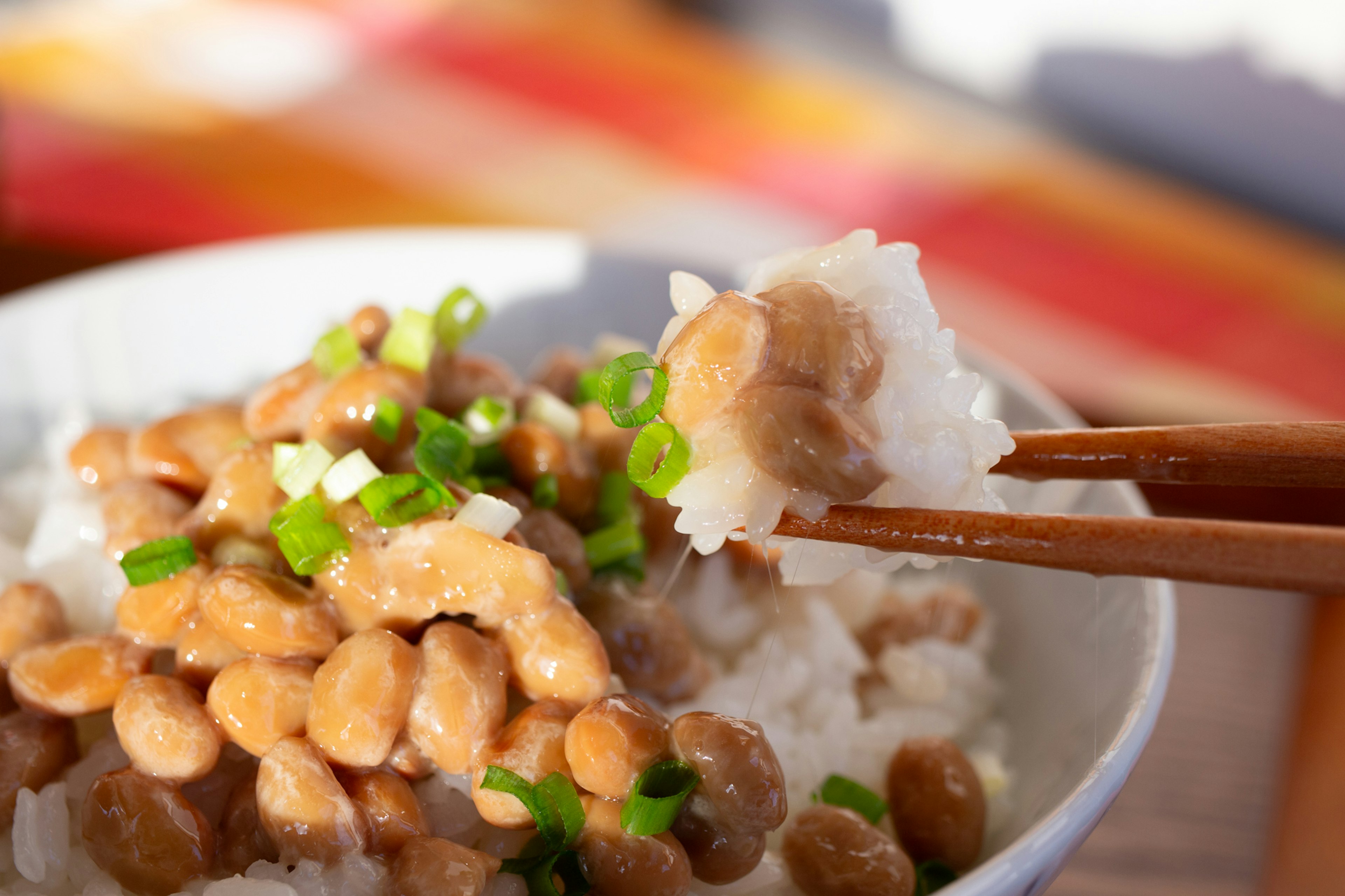 碗裡盛著米飯，上面放有納豆和青蔥