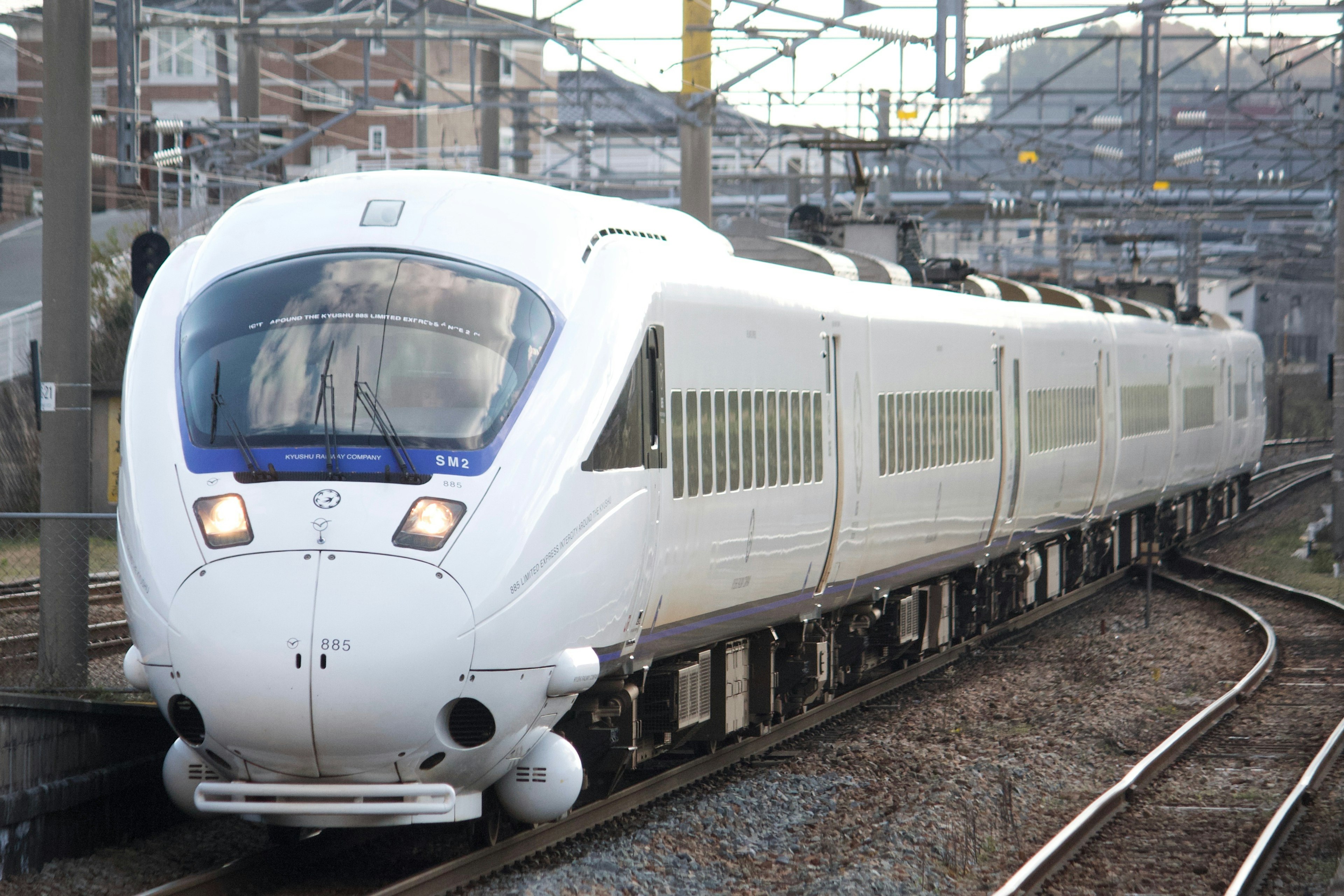 Un treno bianco elegante che percorre una curva