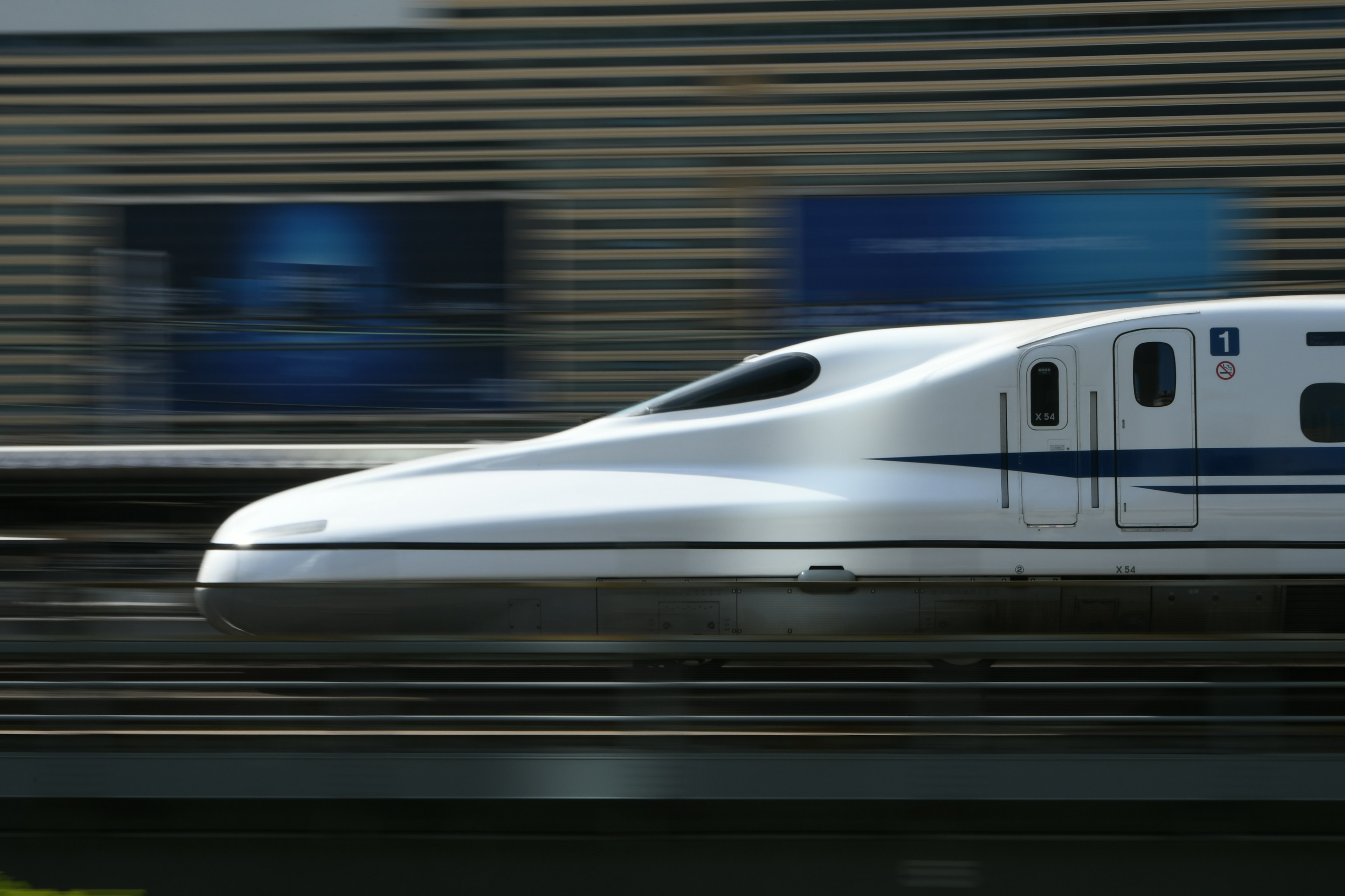 Imagen de un tren Shinkansen que se desplaza rápidamente por las vías