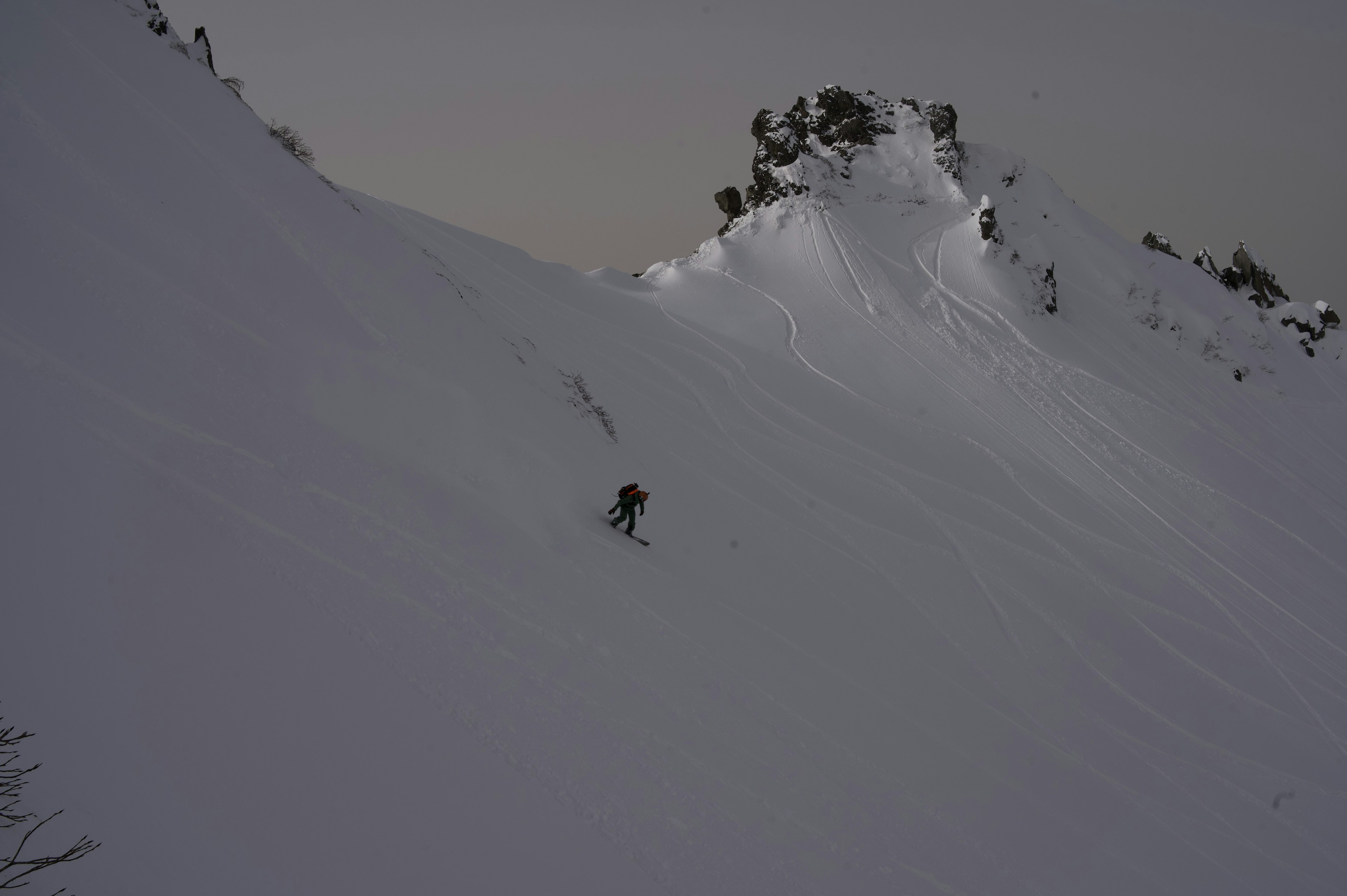 Ein Skifahrer auf einem schneebedeckten Berghang