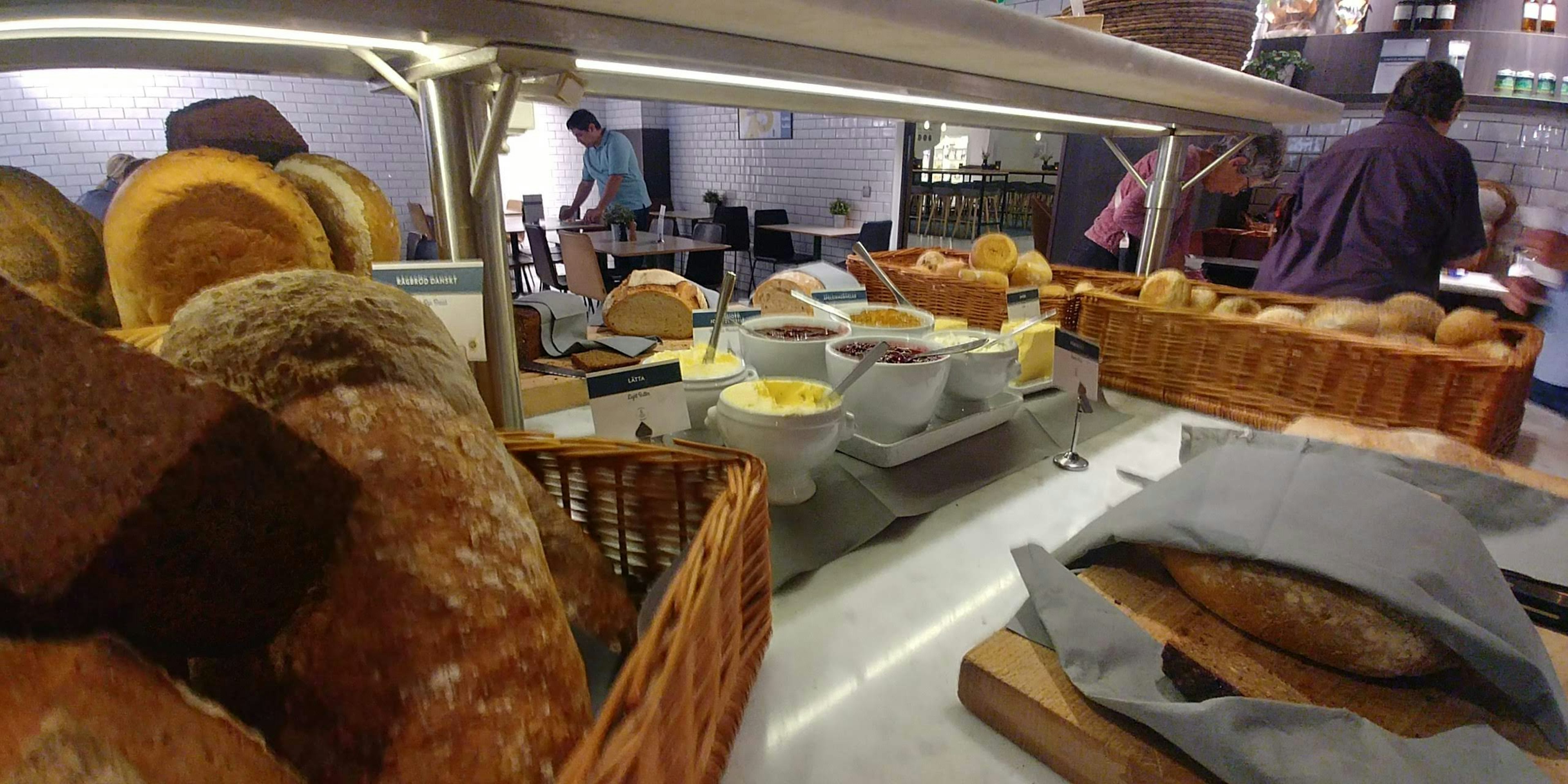 Petit-déjeuner buffet avec des paniers de pain frais et des produits de boulangerie