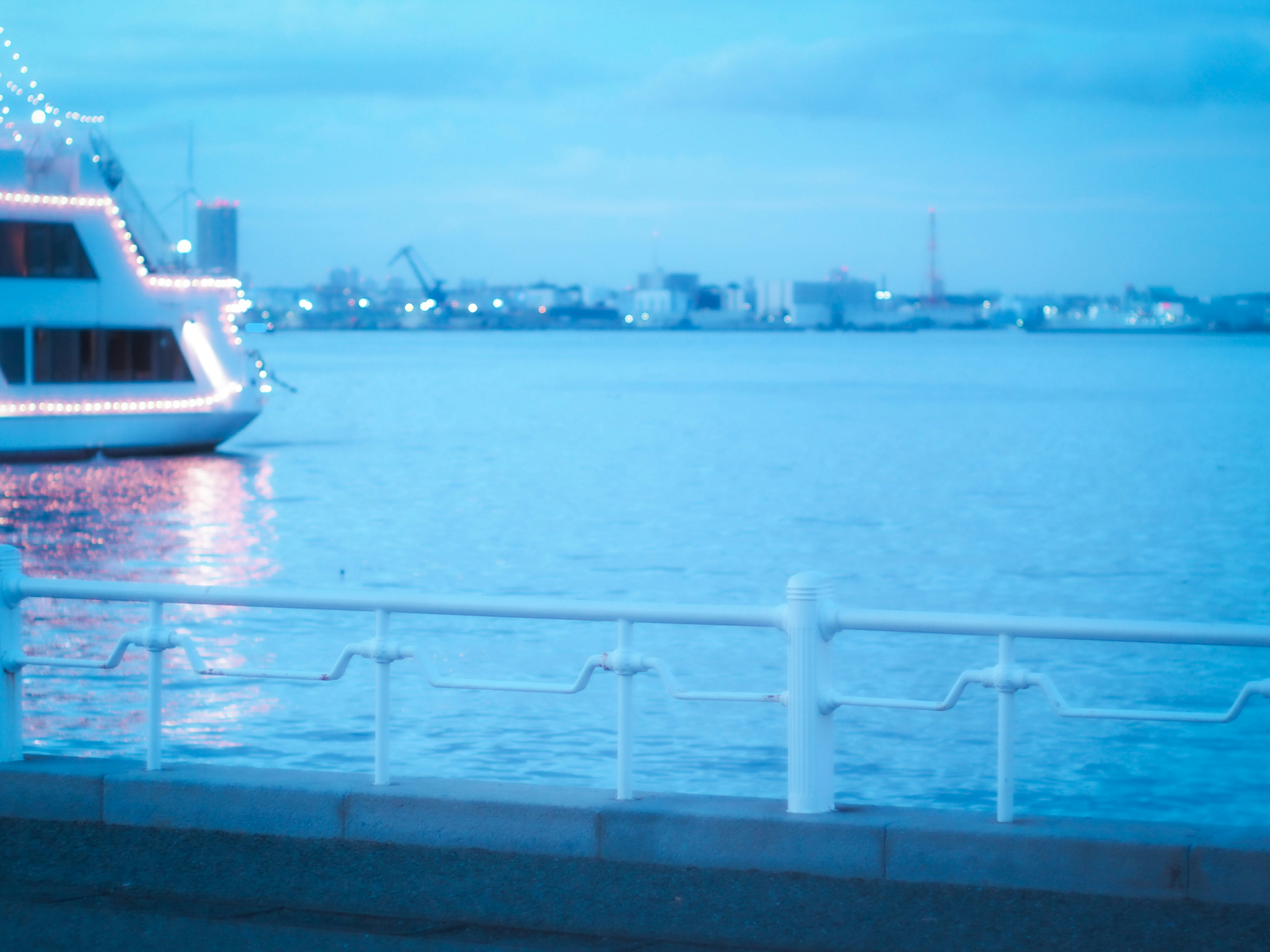 青い海と夜景を背景にした船のディテール