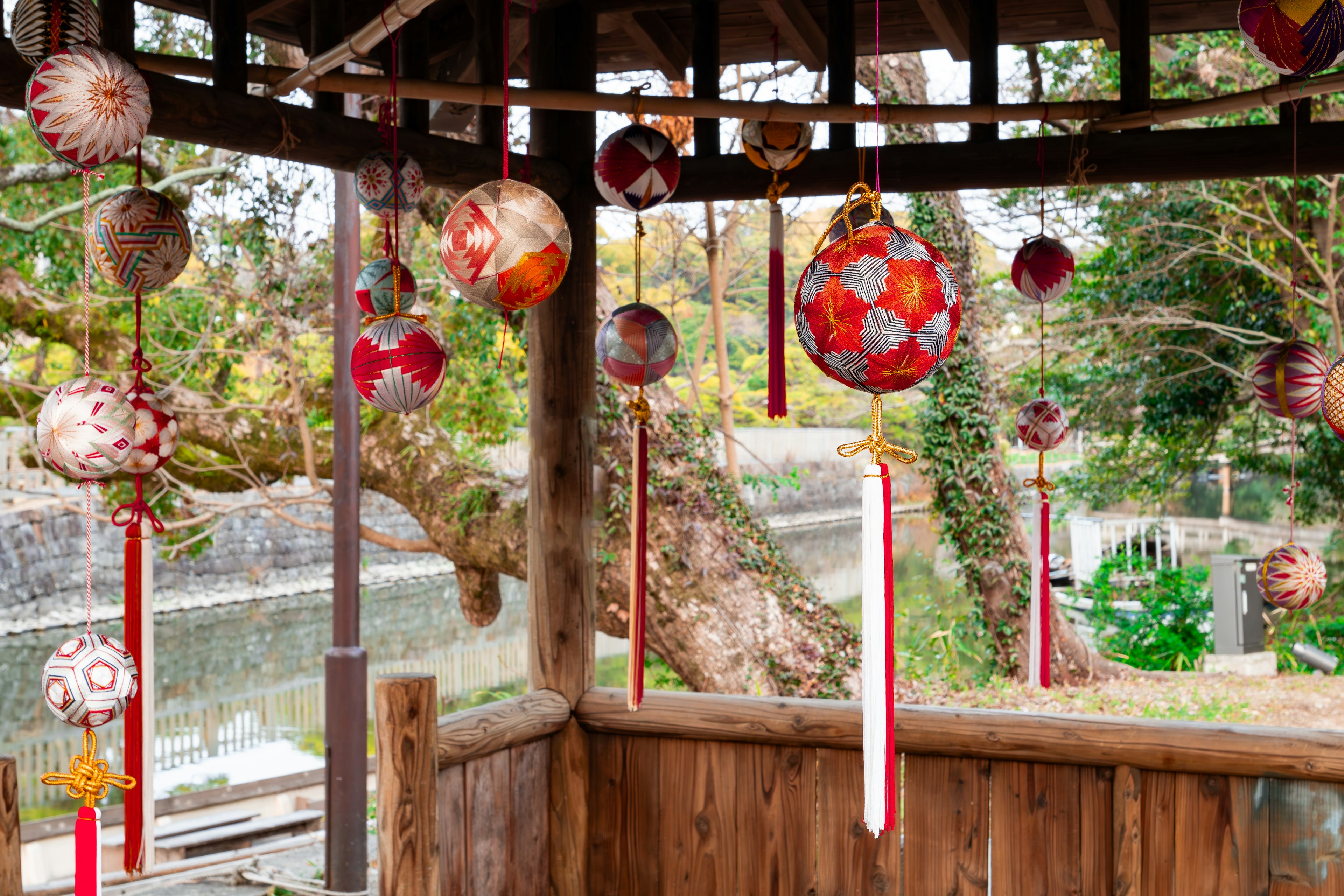 Intérieur d'un pavillon en bois orné de lanternes colorées suspendues