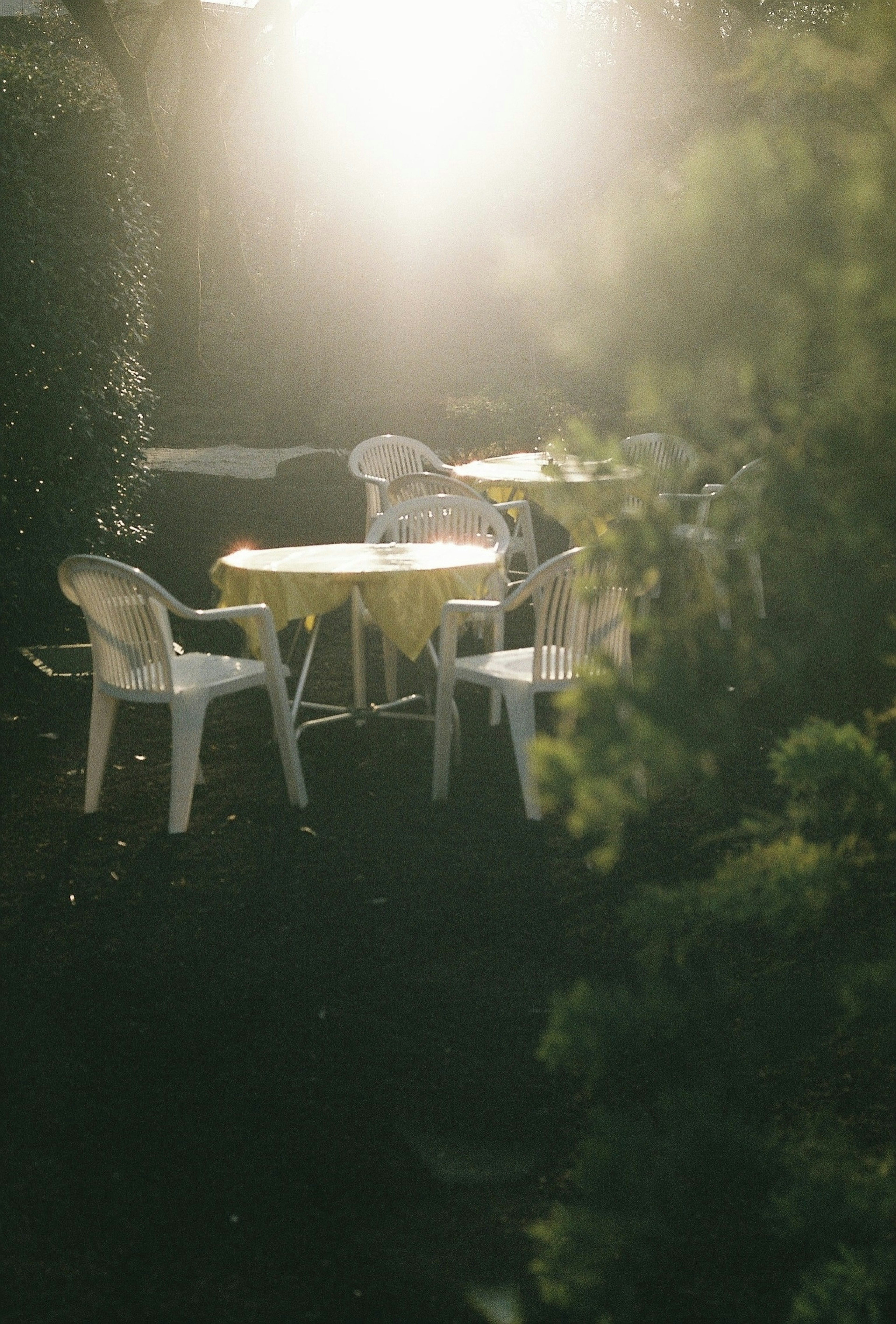 Gartenstuhl und Tisch im hellen Licht