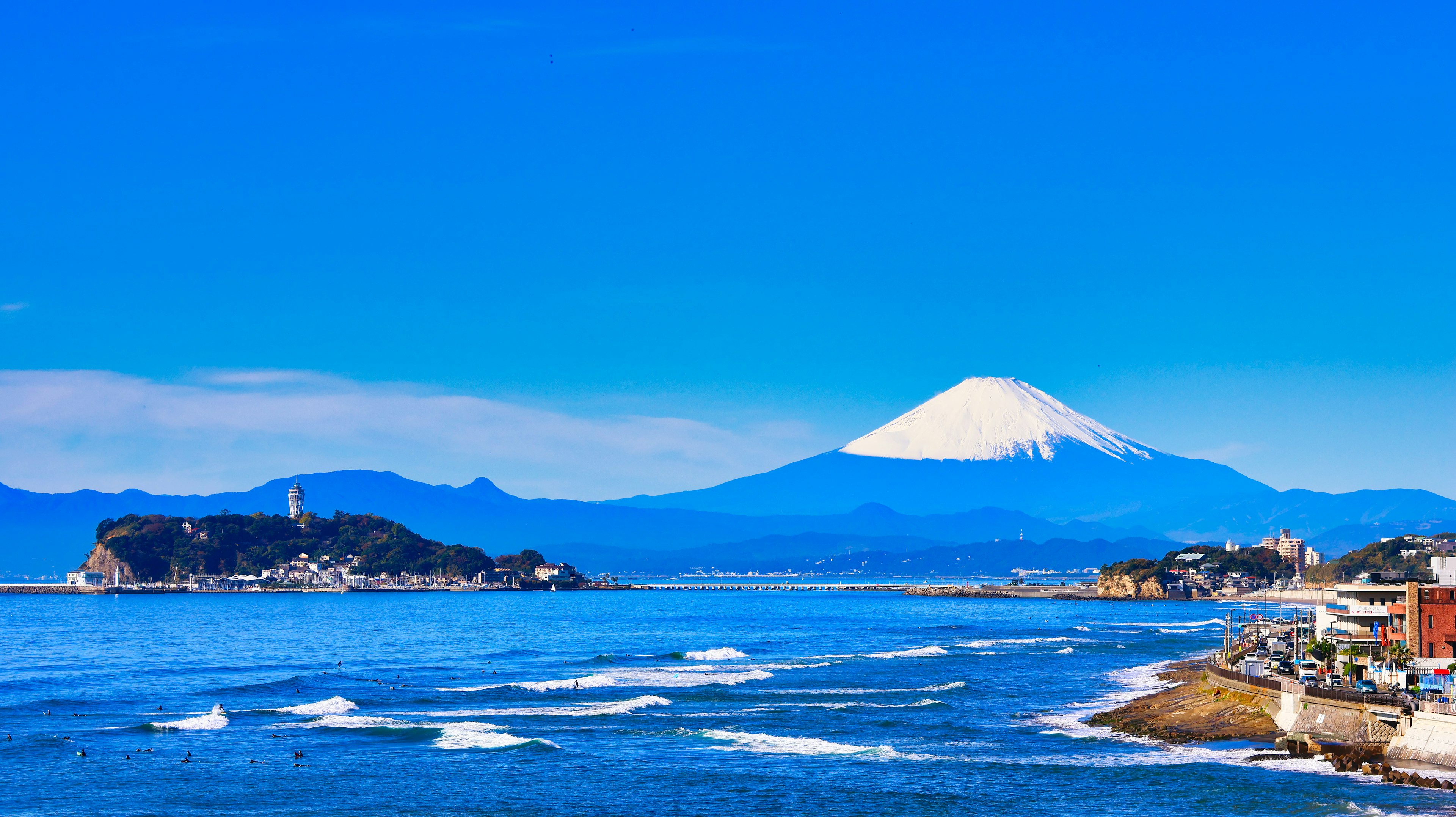 Küstenansicht mit dem Fuji unter einem klaren blauen Himmel