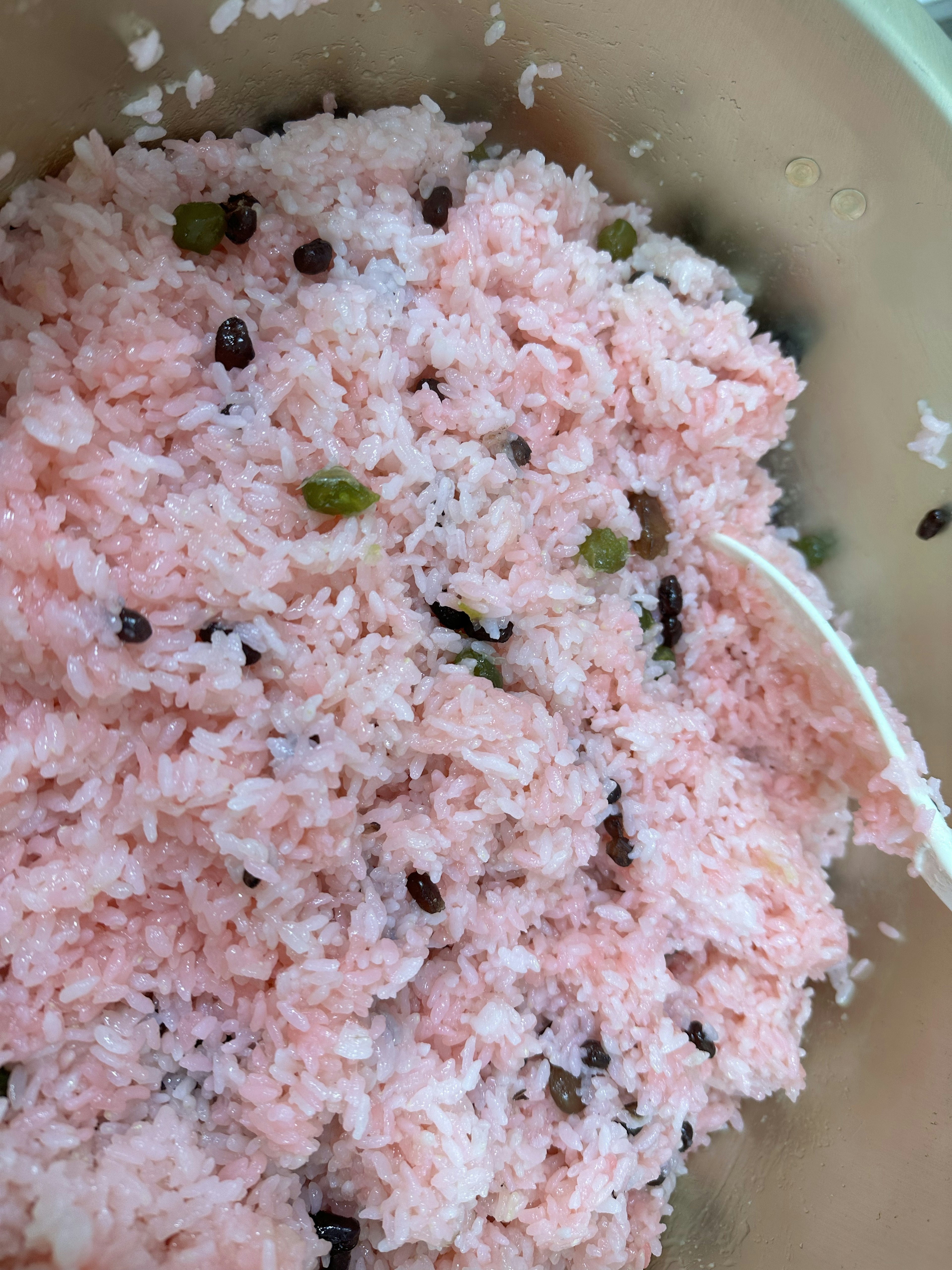 Arroz rosa mezclado con frijoles verdes y negros