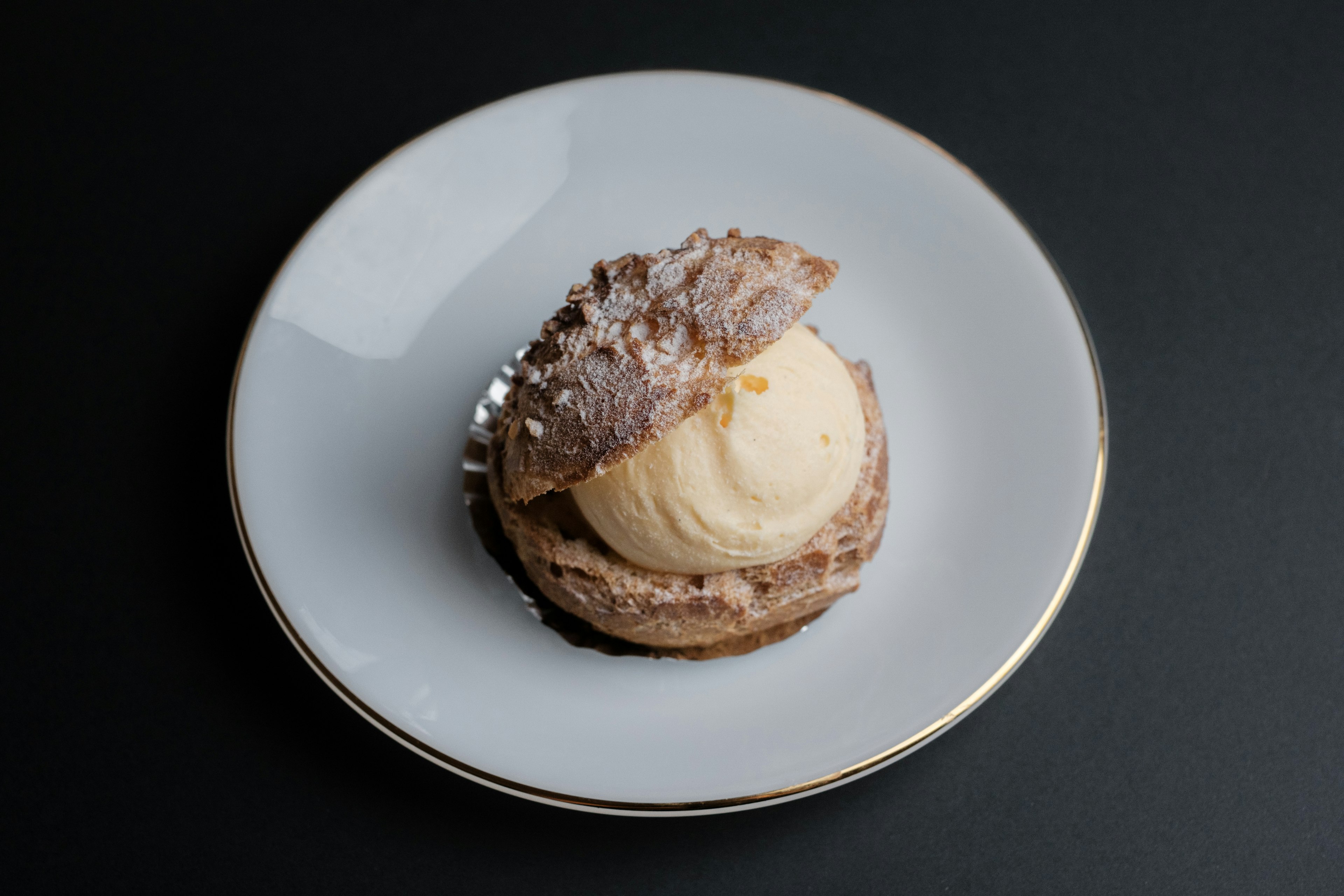 Eis-Sandwich-Dessert auf einem weißen Teller serviert