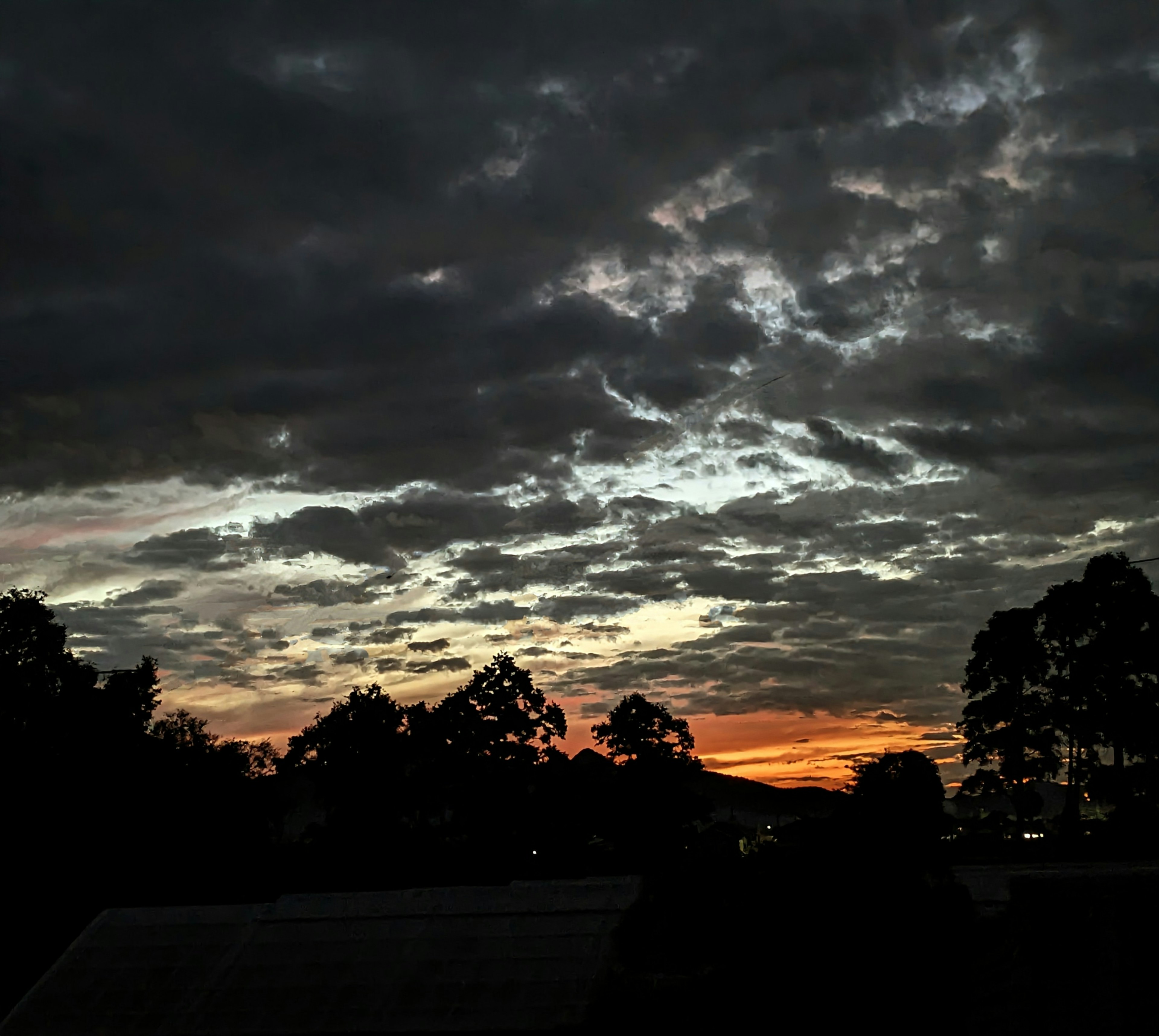 Atardecer dramático con nubes oscuras y colores vibrantes