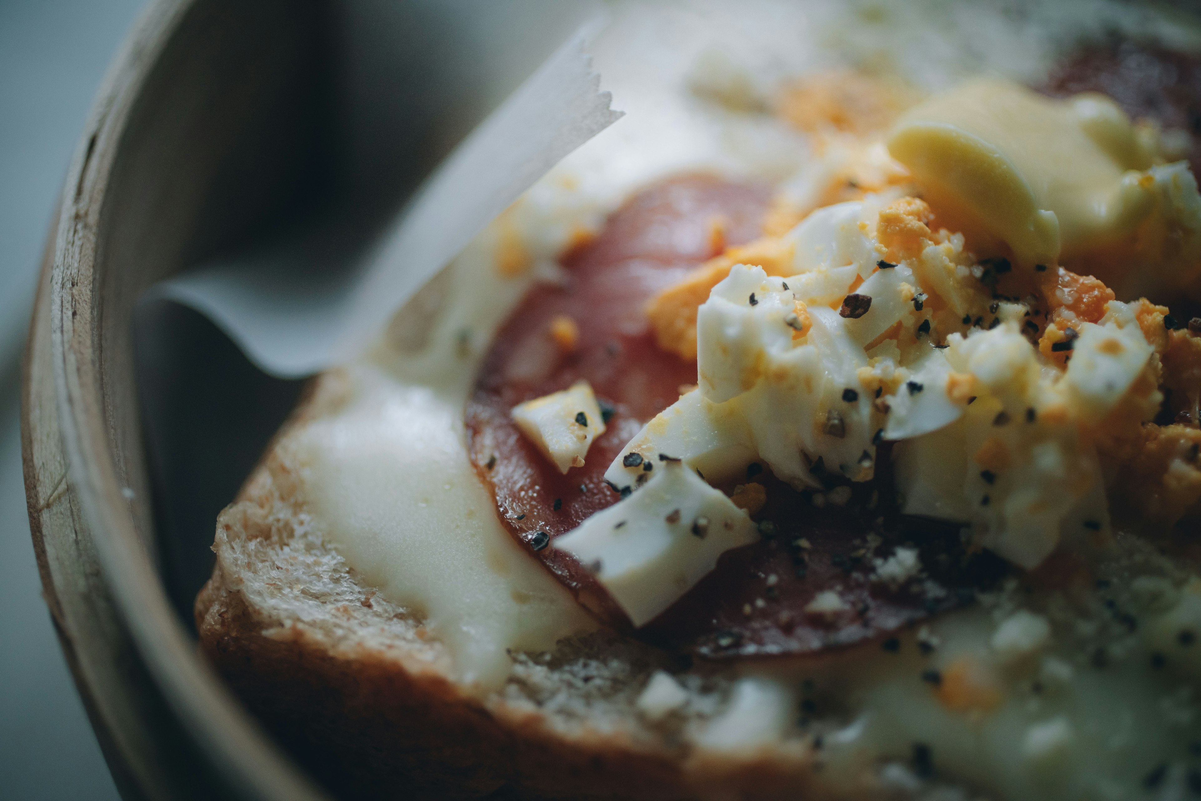 Primer plano de una rebanada de pan con salami y queso