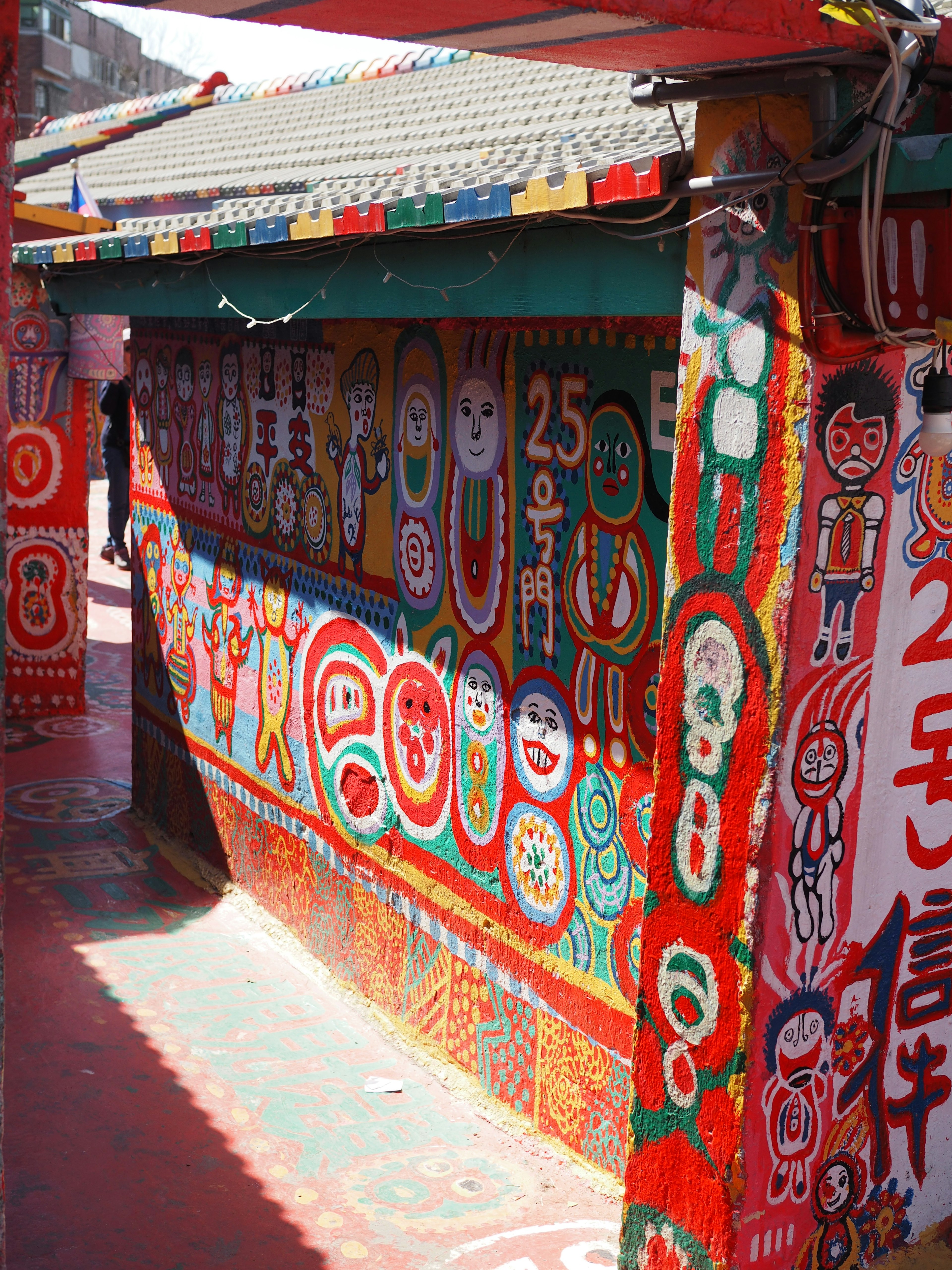 Vista de calle decorada con murales coloridos