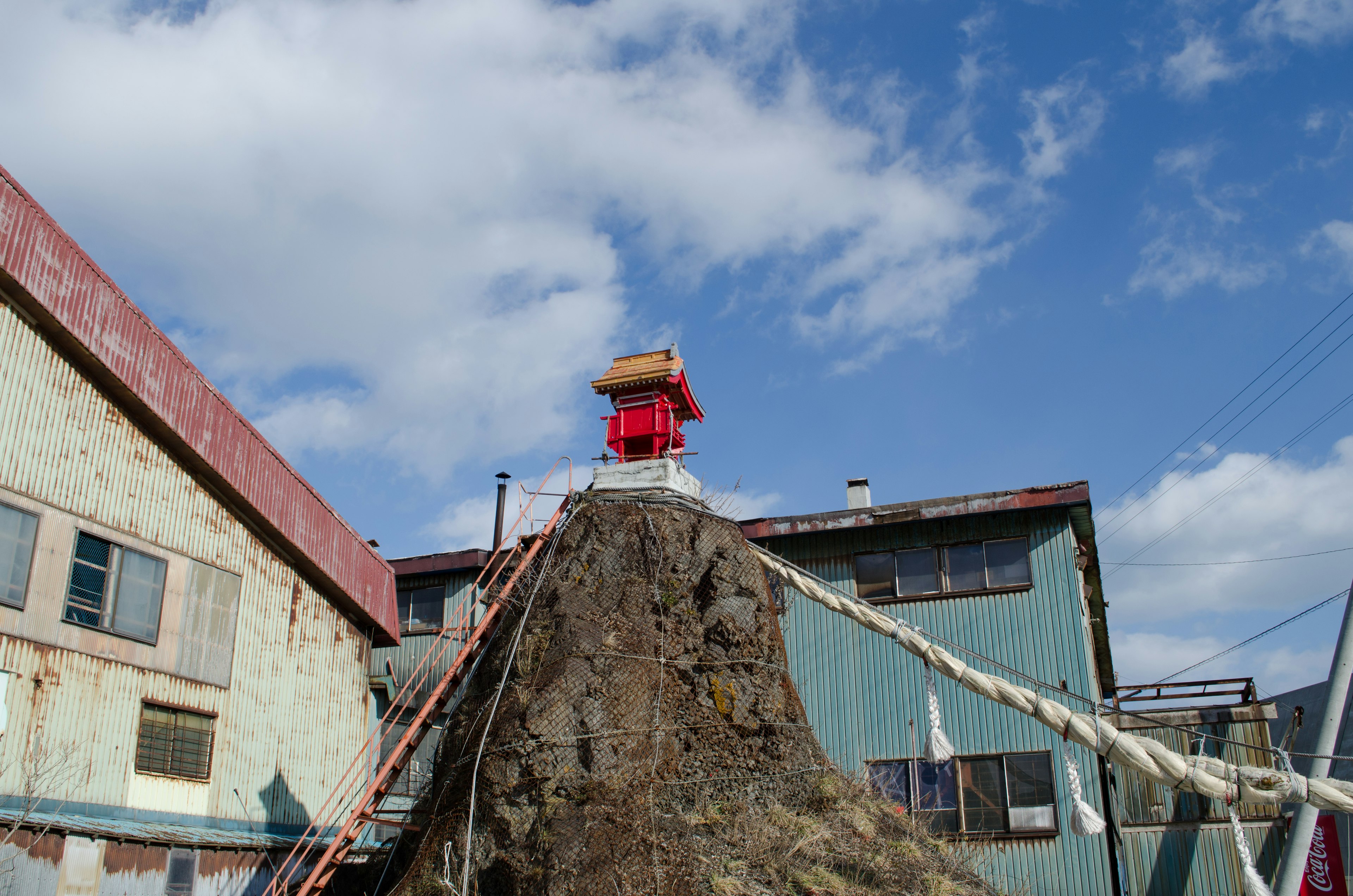 Paesaggio con un santuario rosso su una roccia vecchi edifici sullo sfondo