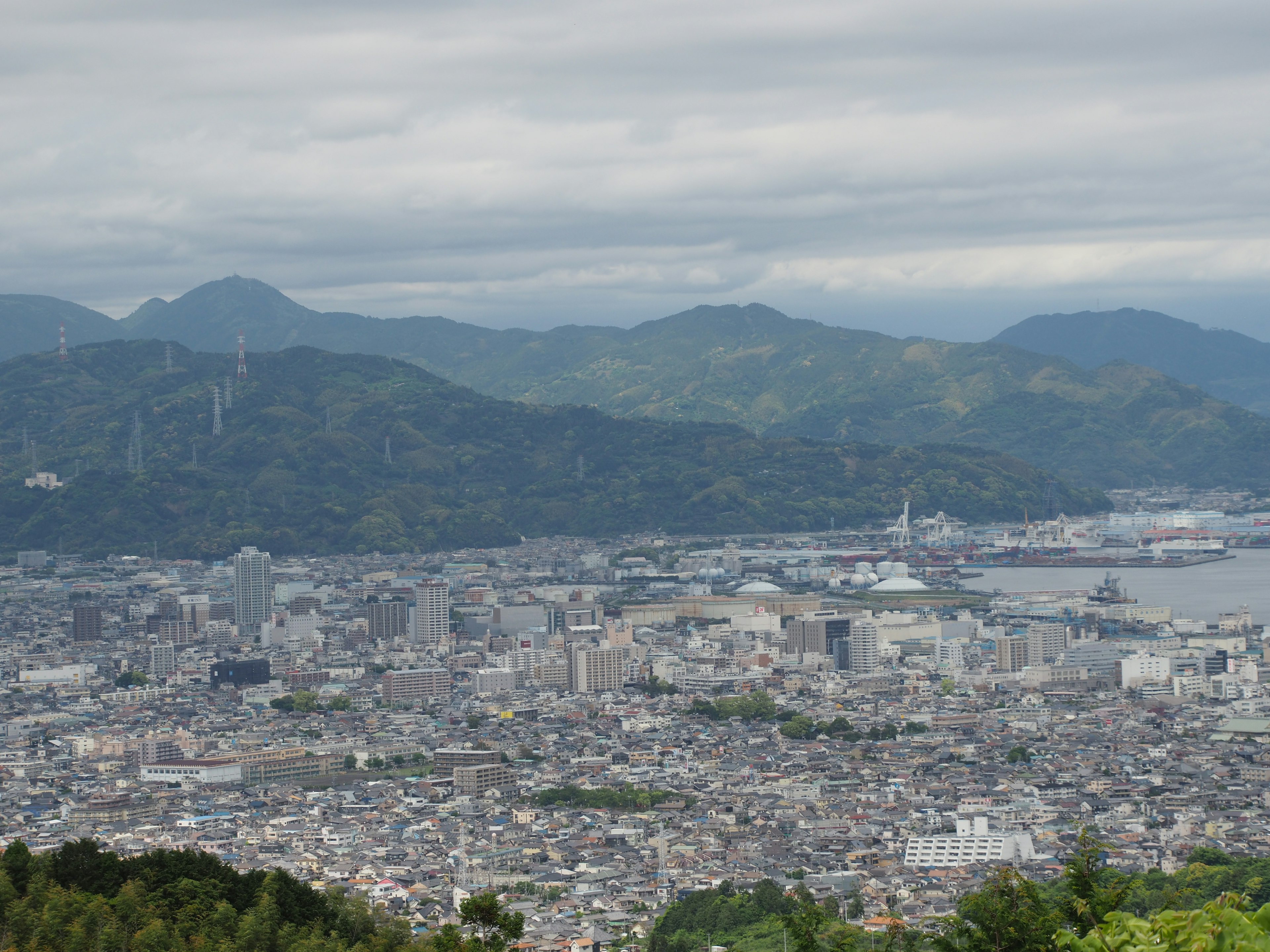 从山上俯瞰城市和海洋的景色