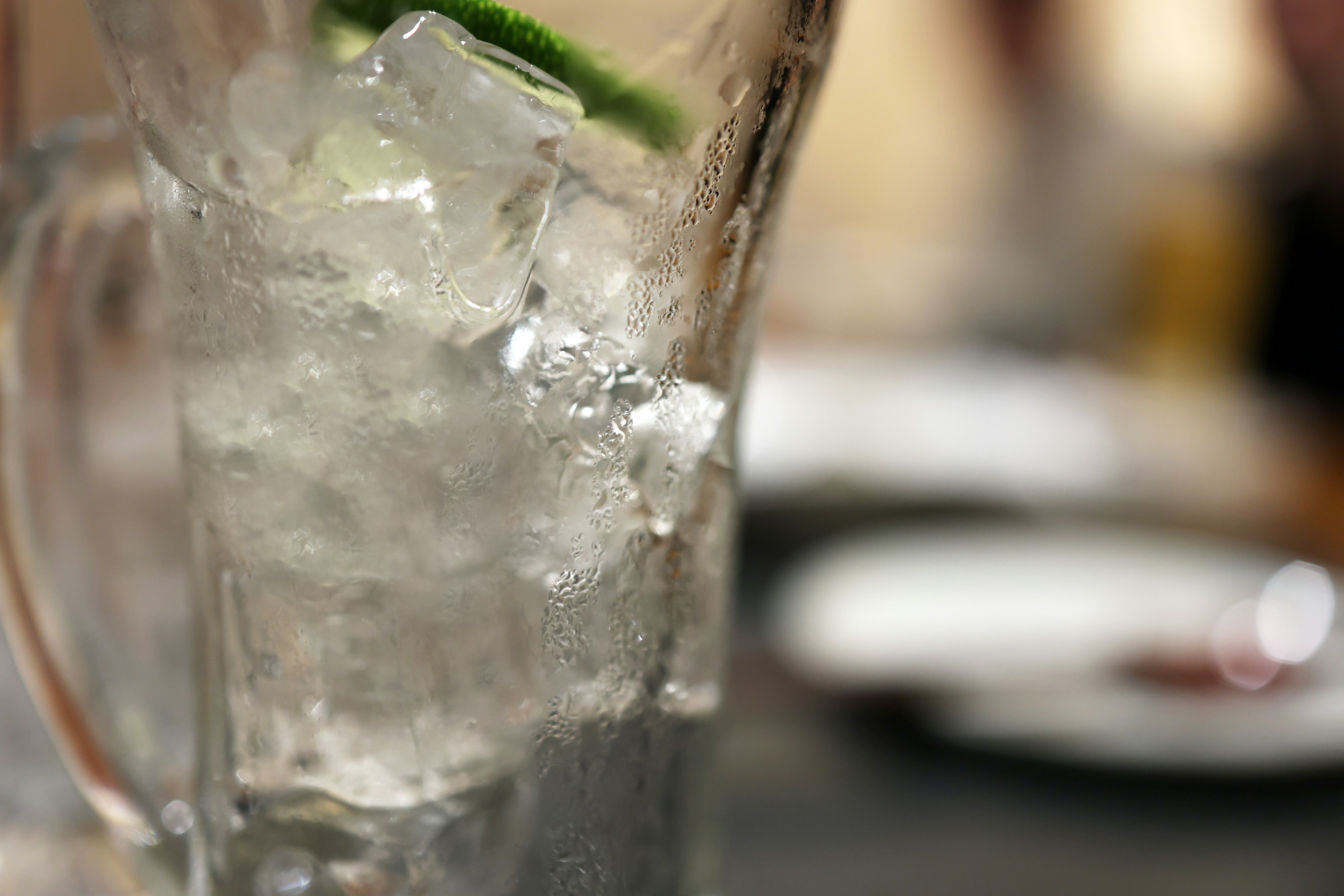 Vaso transparente con hielo y lima