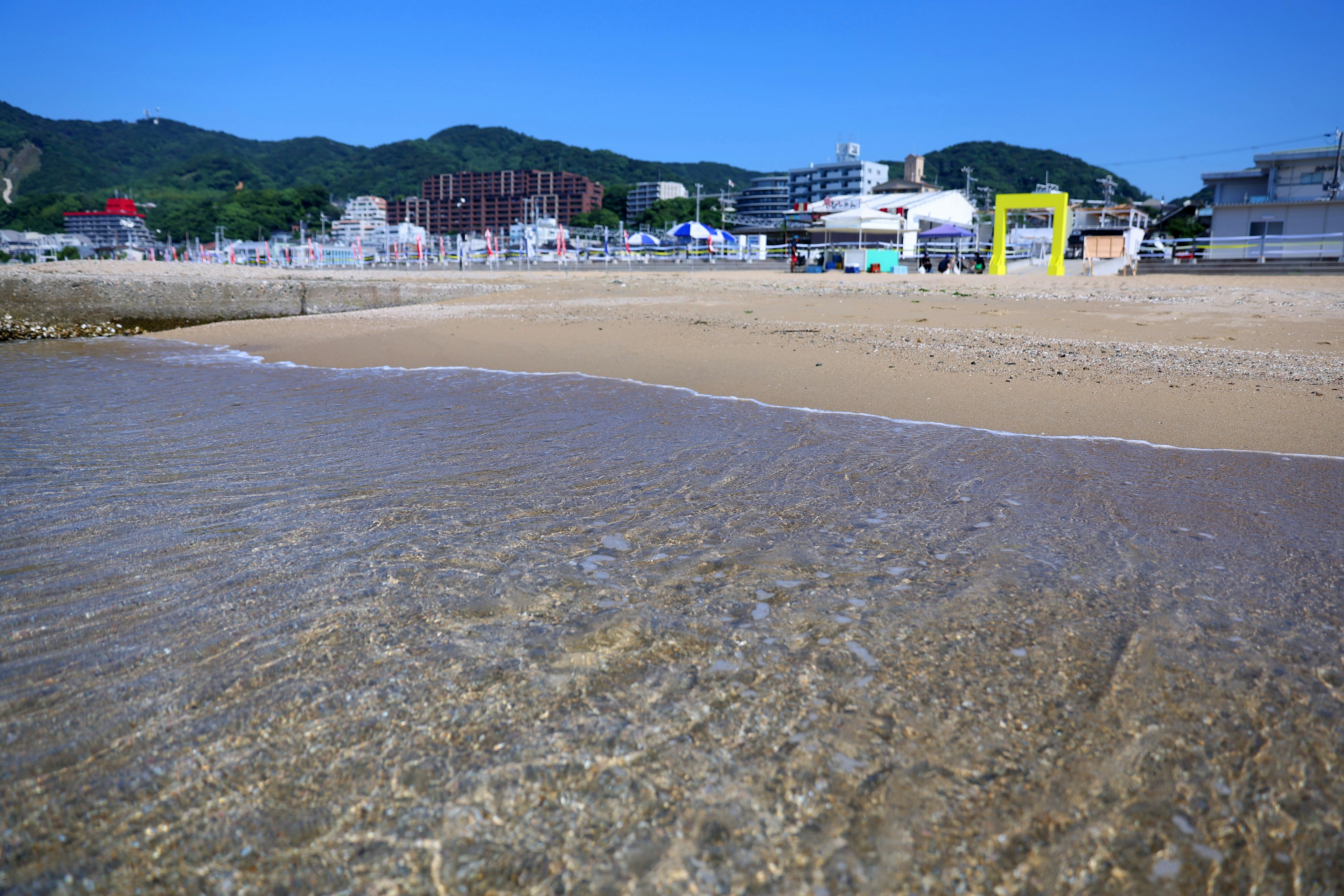 ทิวทัศน์ชายหาดที่สงบพร้อมน้ำใส