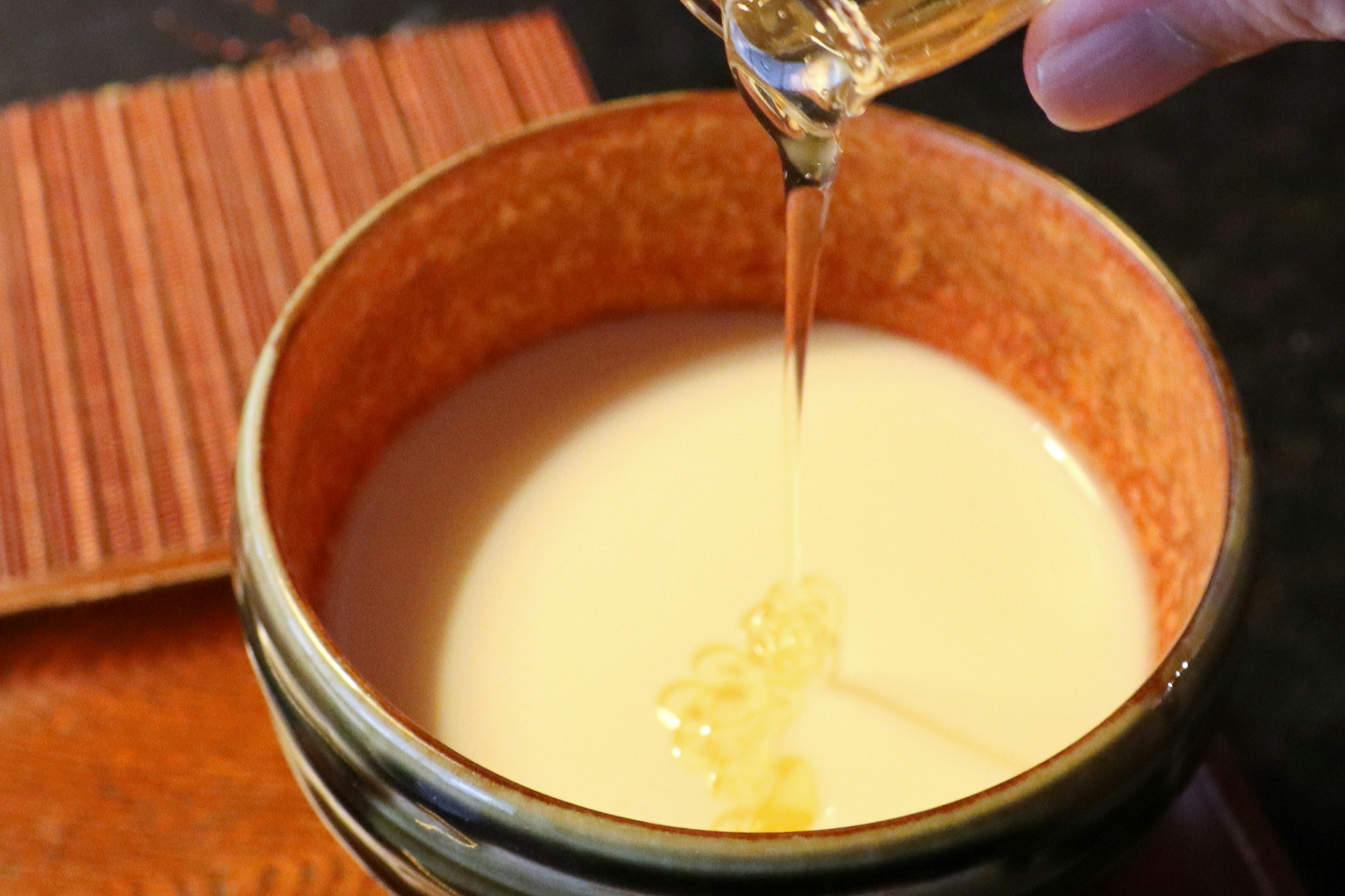 Image d'un liquide versé dans un bol