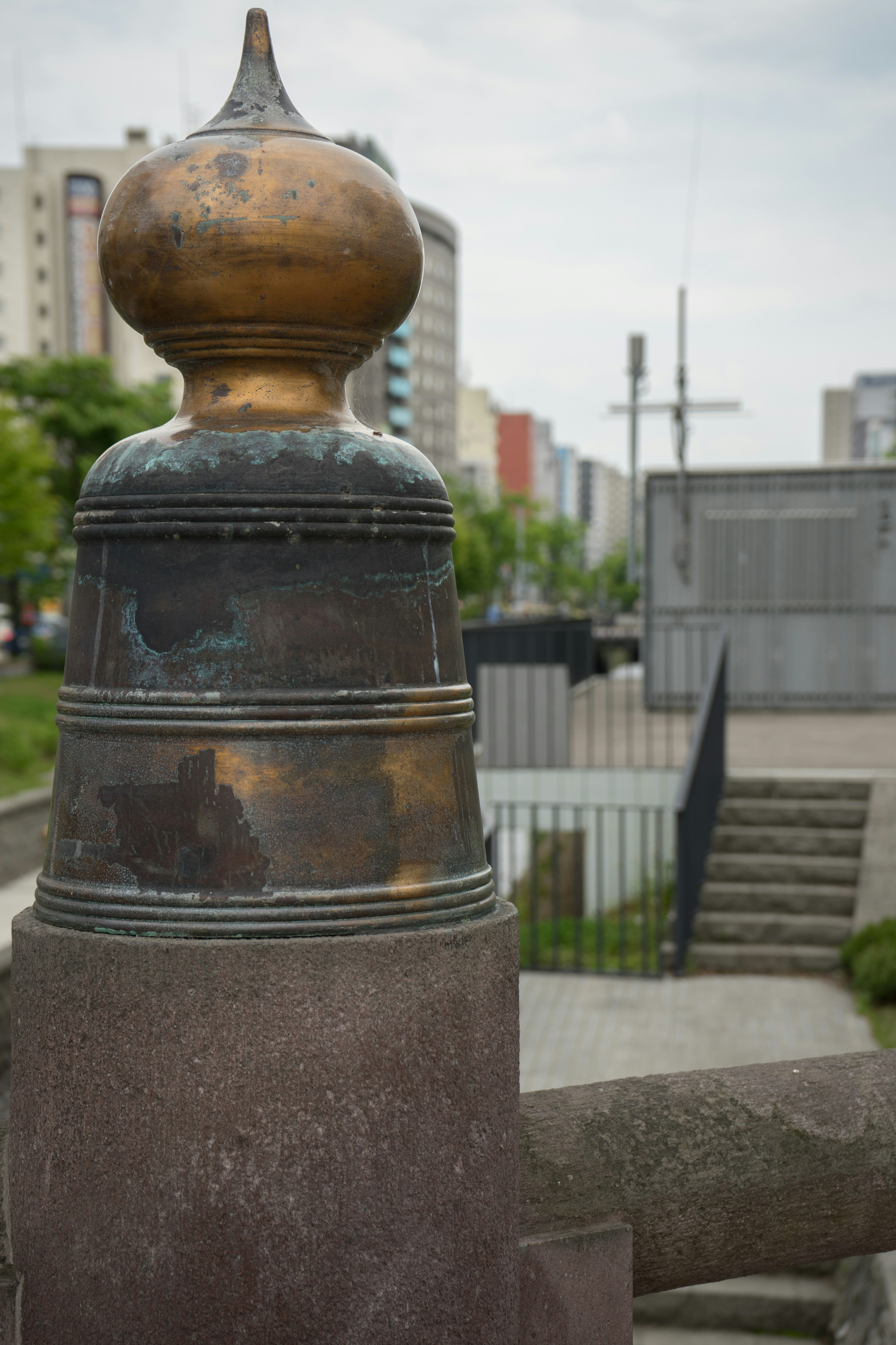 金色の装飾が施された石の彫刻の近接写真