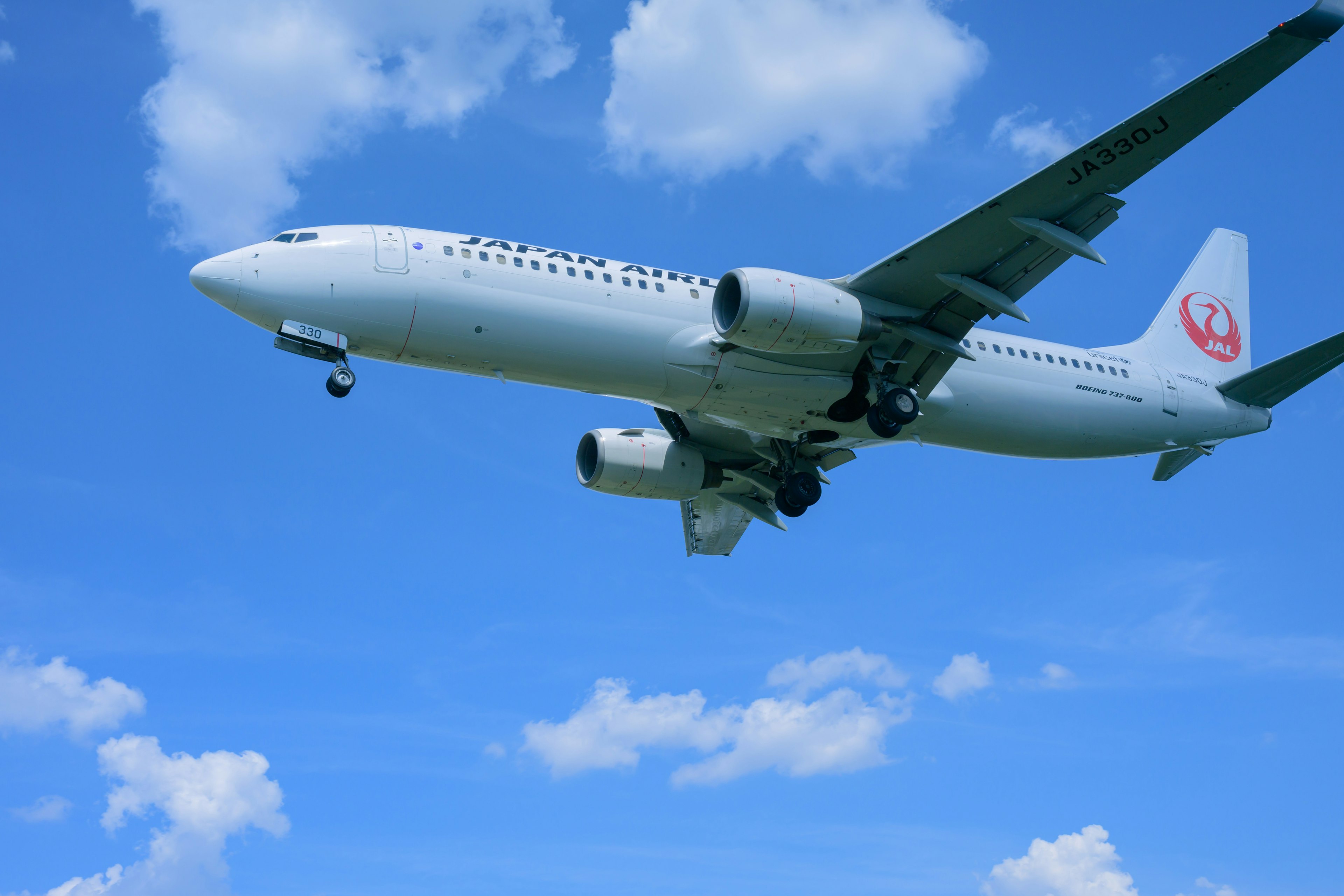 Avión volando contra un cielo azul