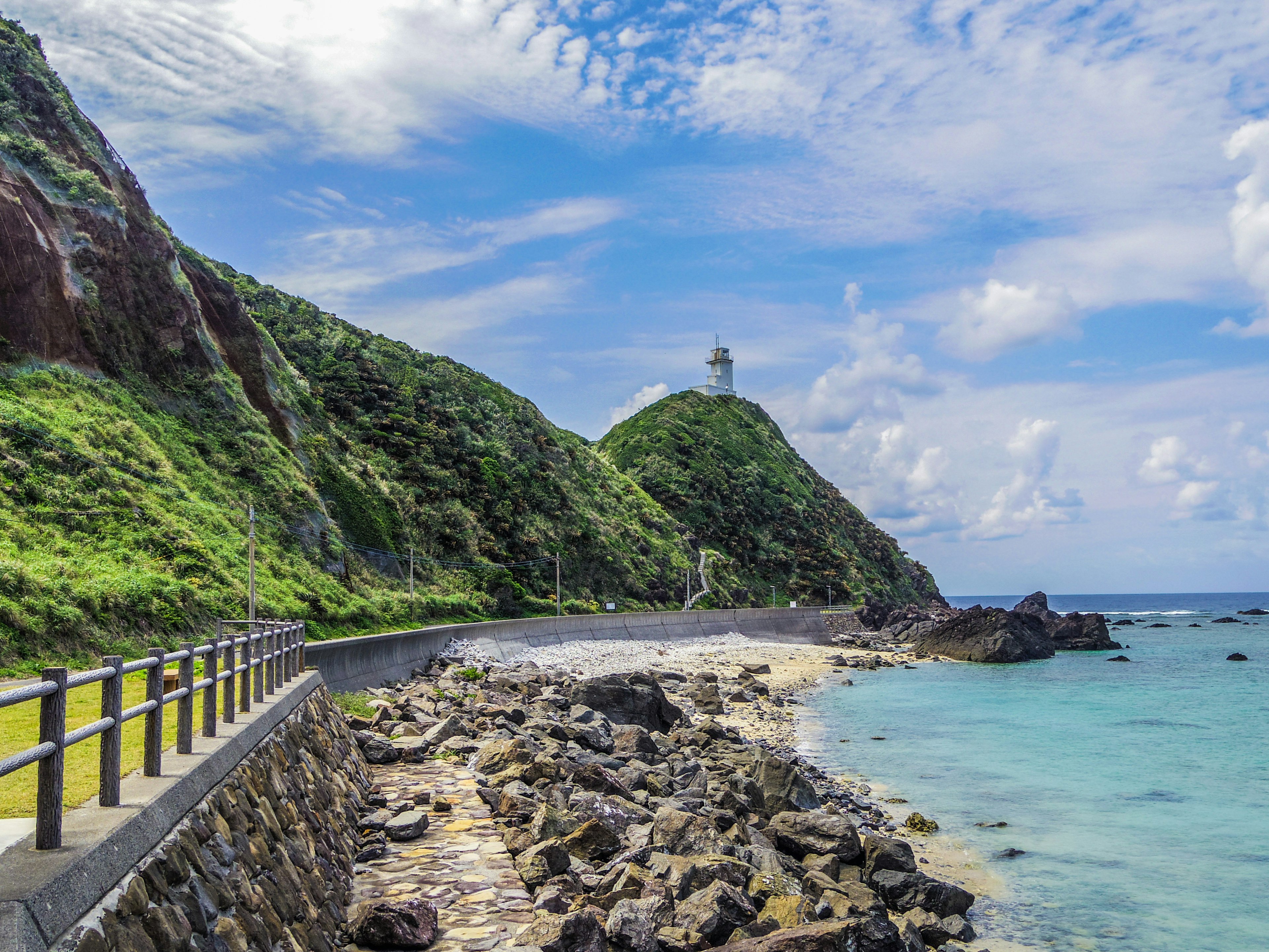 风景如画的海岸线，绿丘和岩石海岸