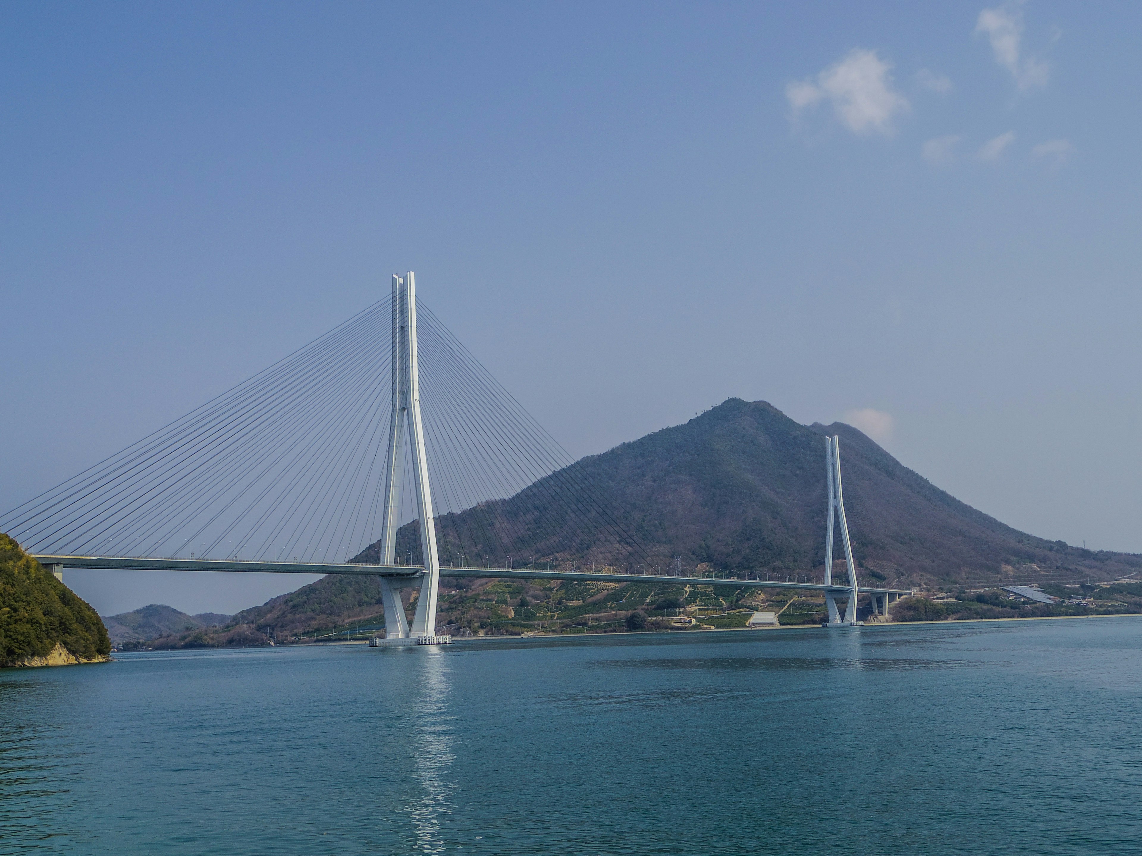 Image d'un beau pont suspendu et d'un paysage montagneux