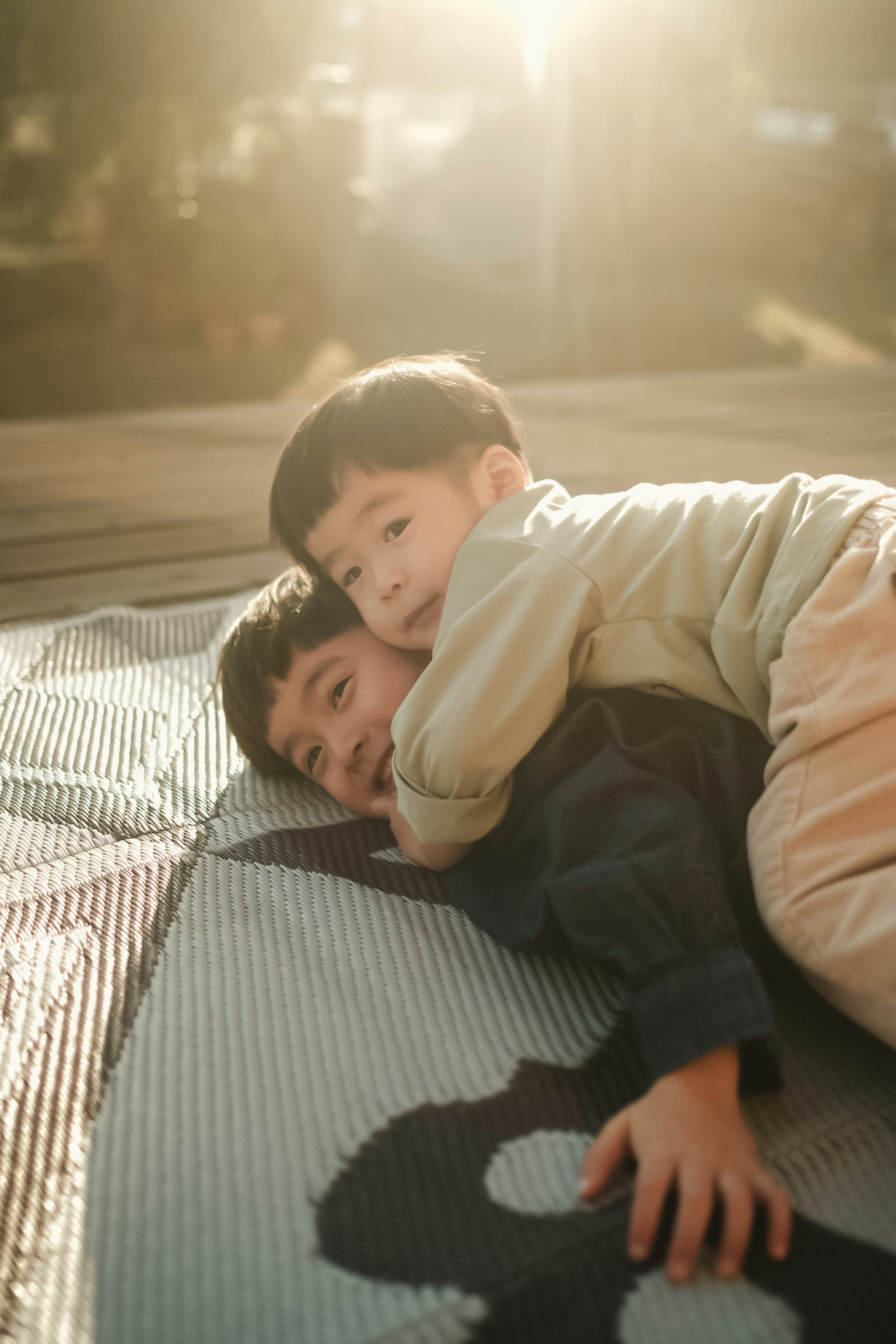 Dos niños jugando juntos sobre una alfombra