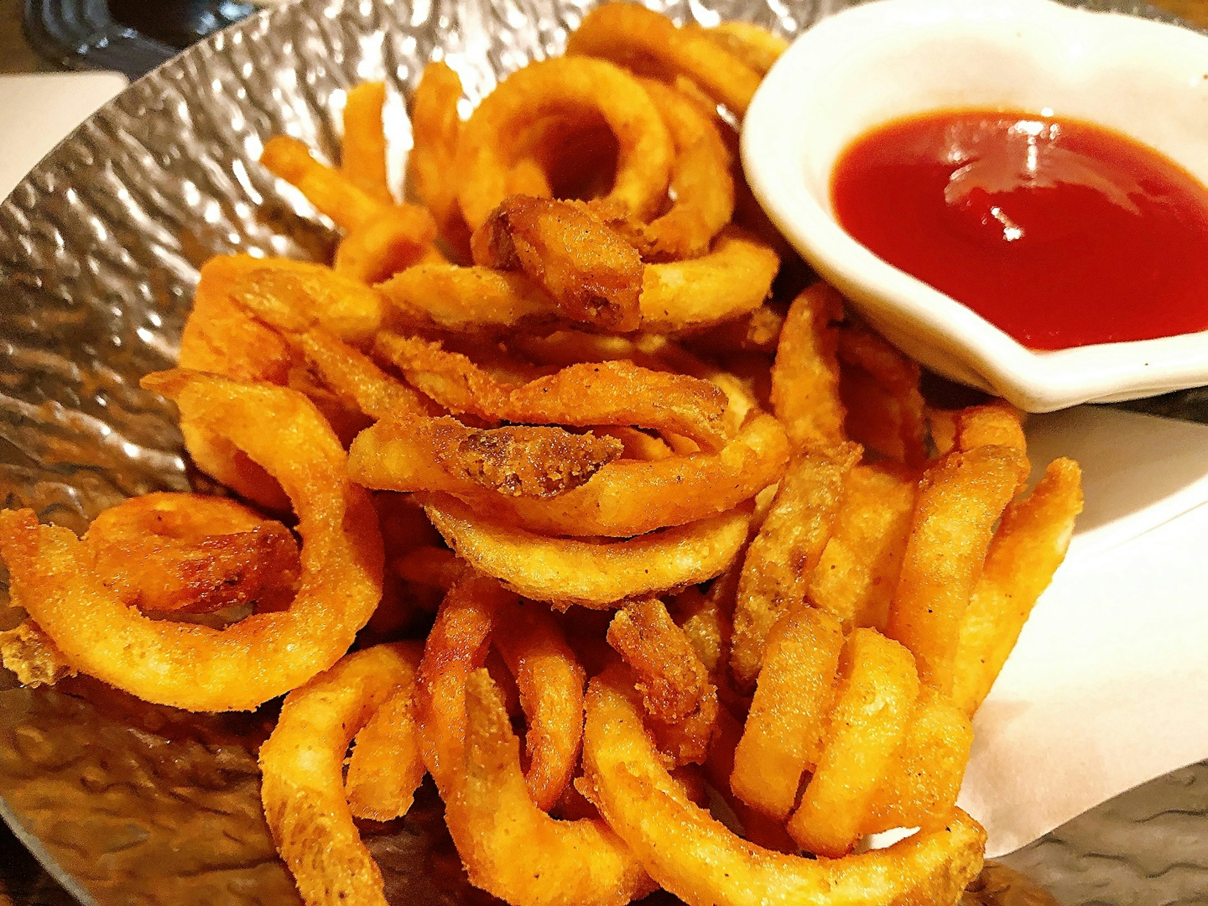 Plato de papas fritas en espiral servidas con ketchup