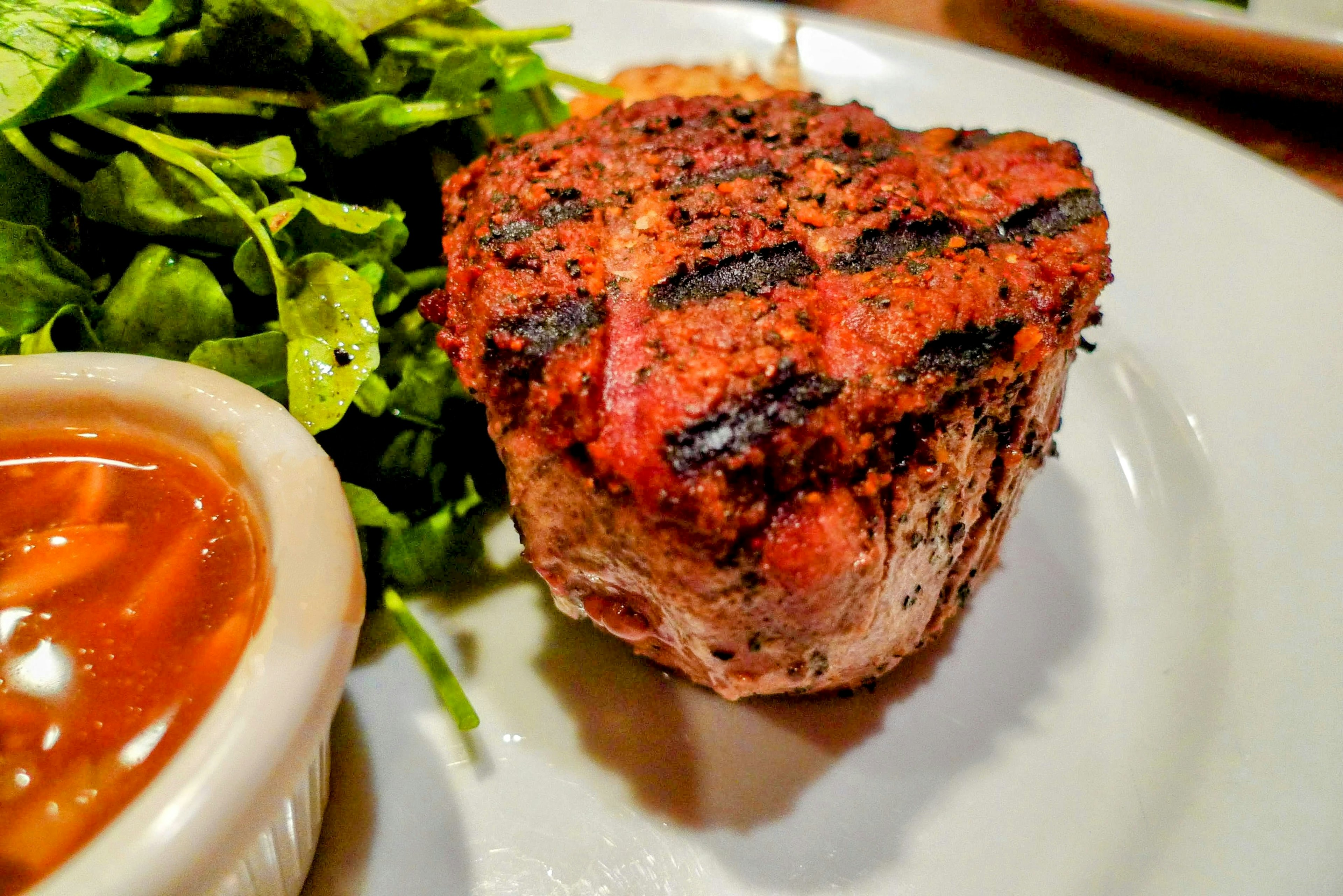 Carne en forma de corazón a la parrilla con ensalada