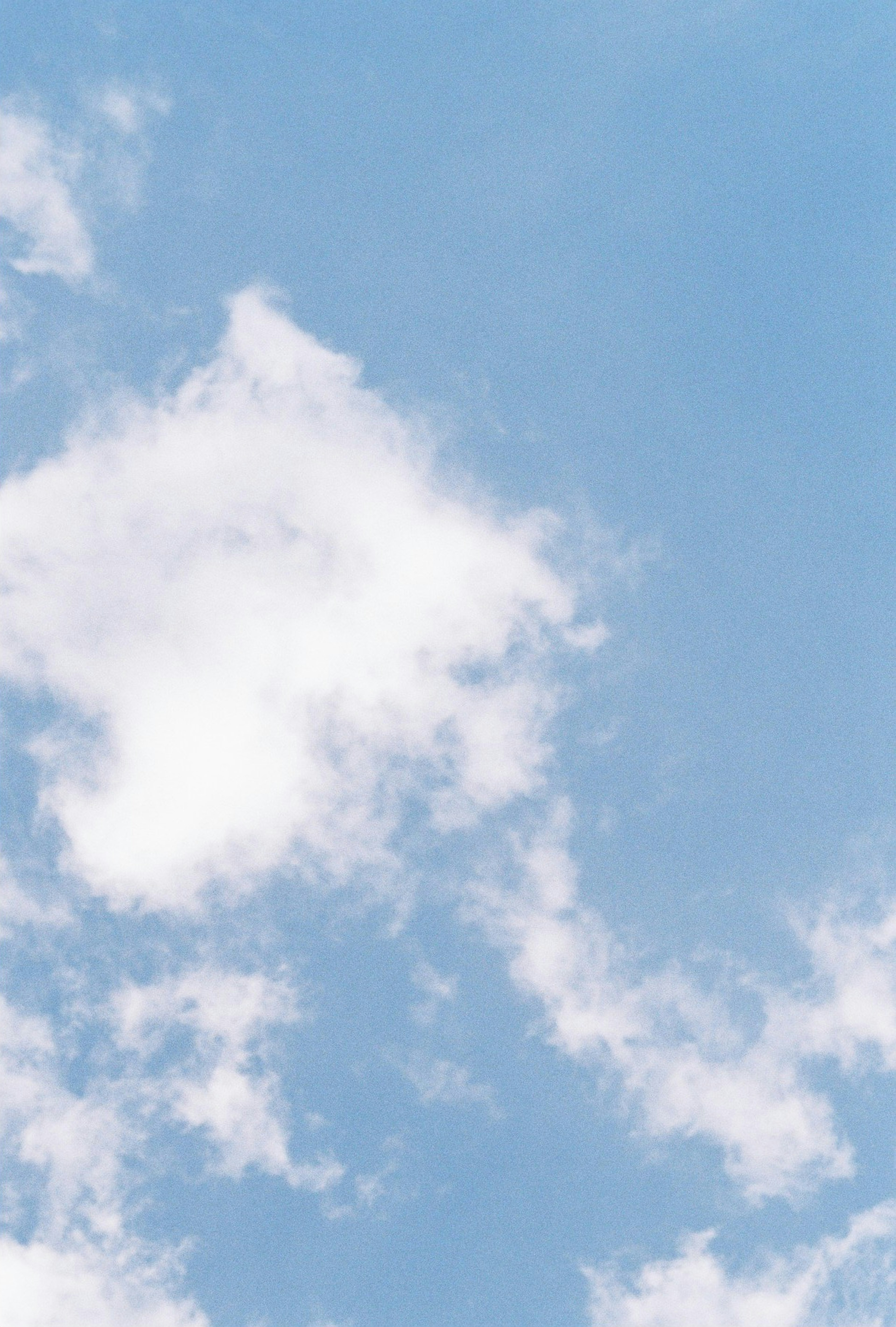 Ein klarer blauer Himmel mit fluffigen weißen Wolken