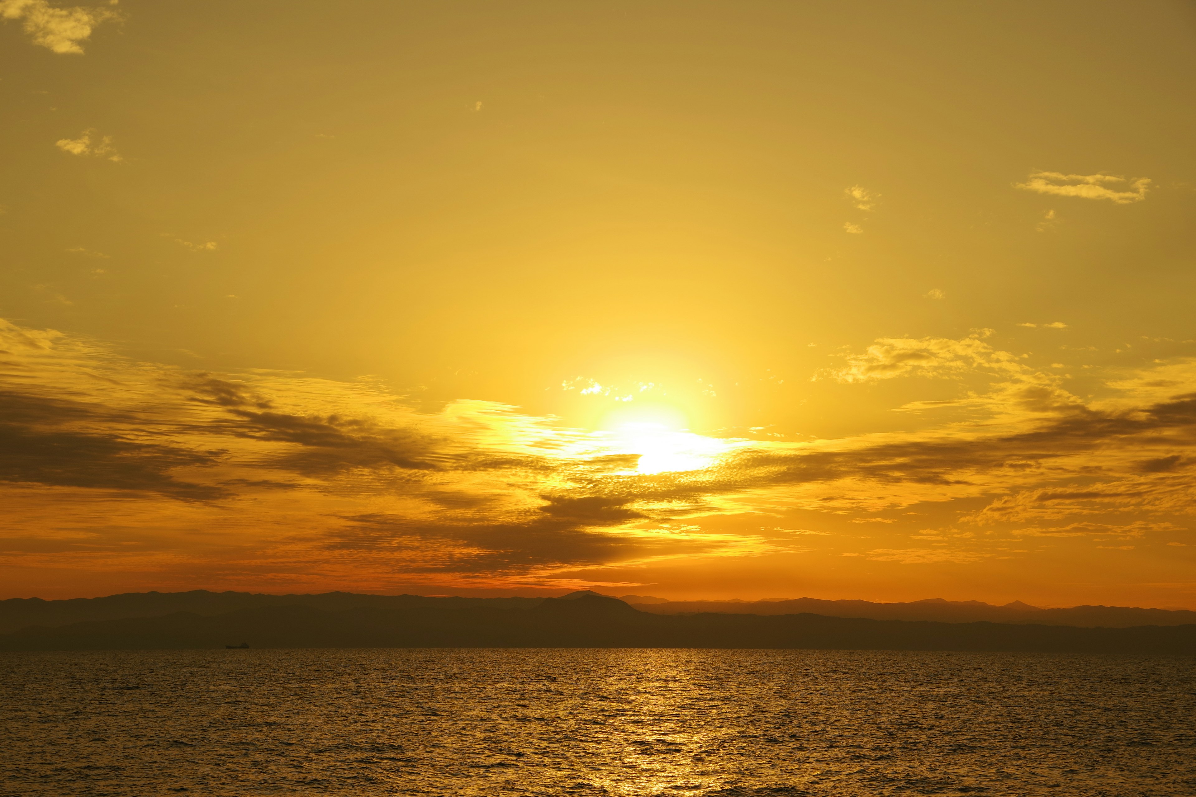 Schöner Sonnenuntergang über dem Ozean mit lebhaften Farben