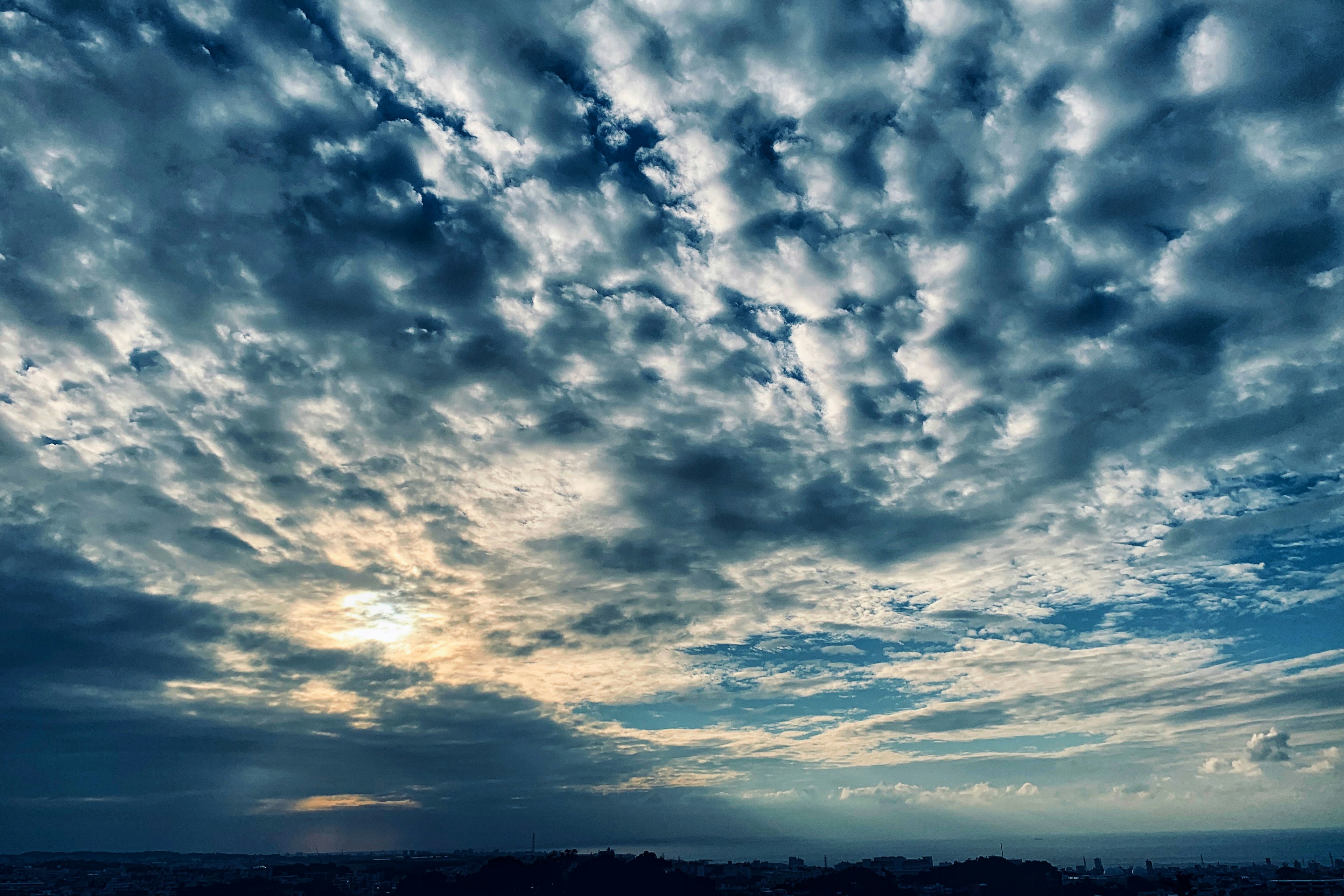 青空に白い雲が広がる美しい風景