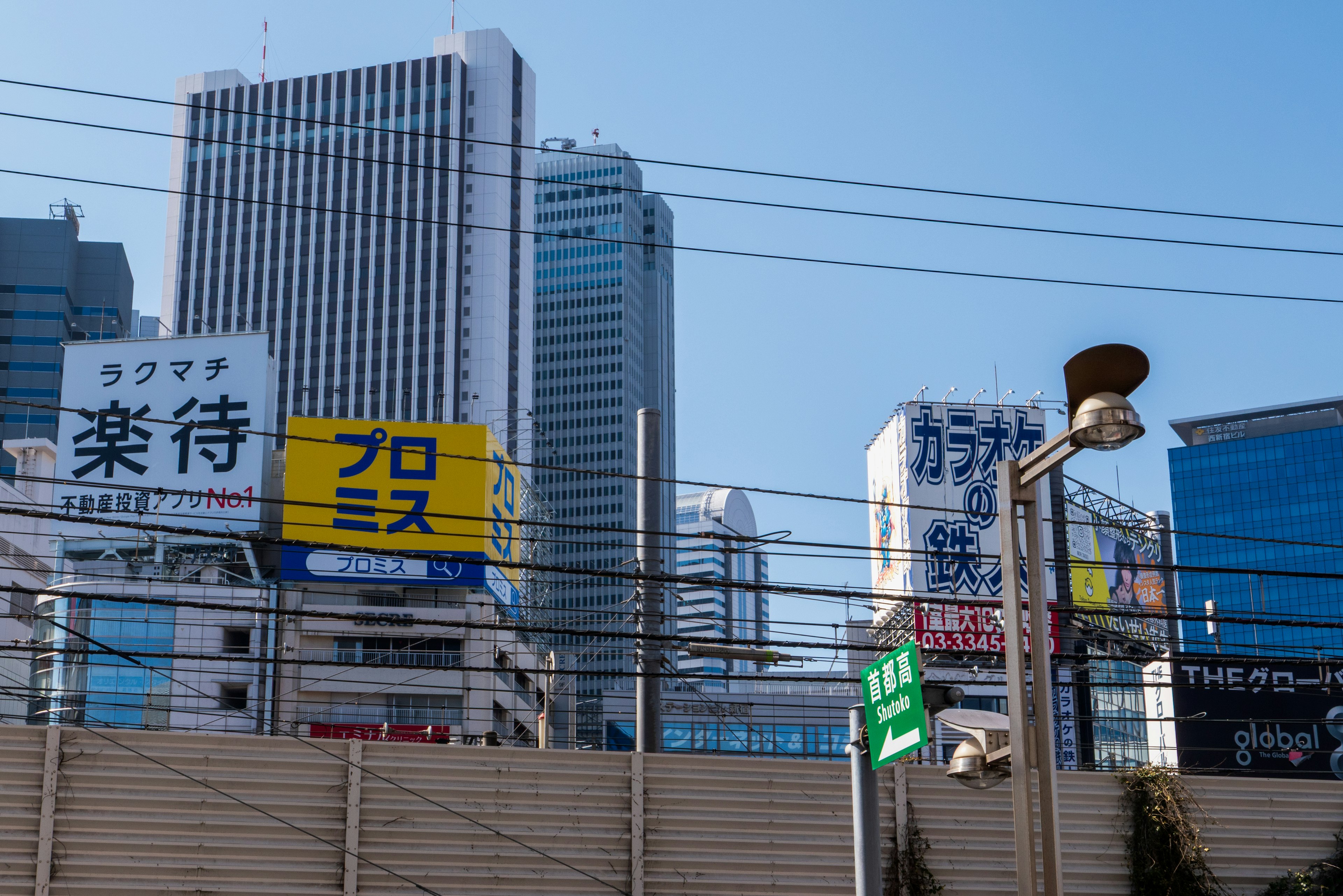 높은 건물과 눈에 띄는 광고판이 있는 도시 풍경