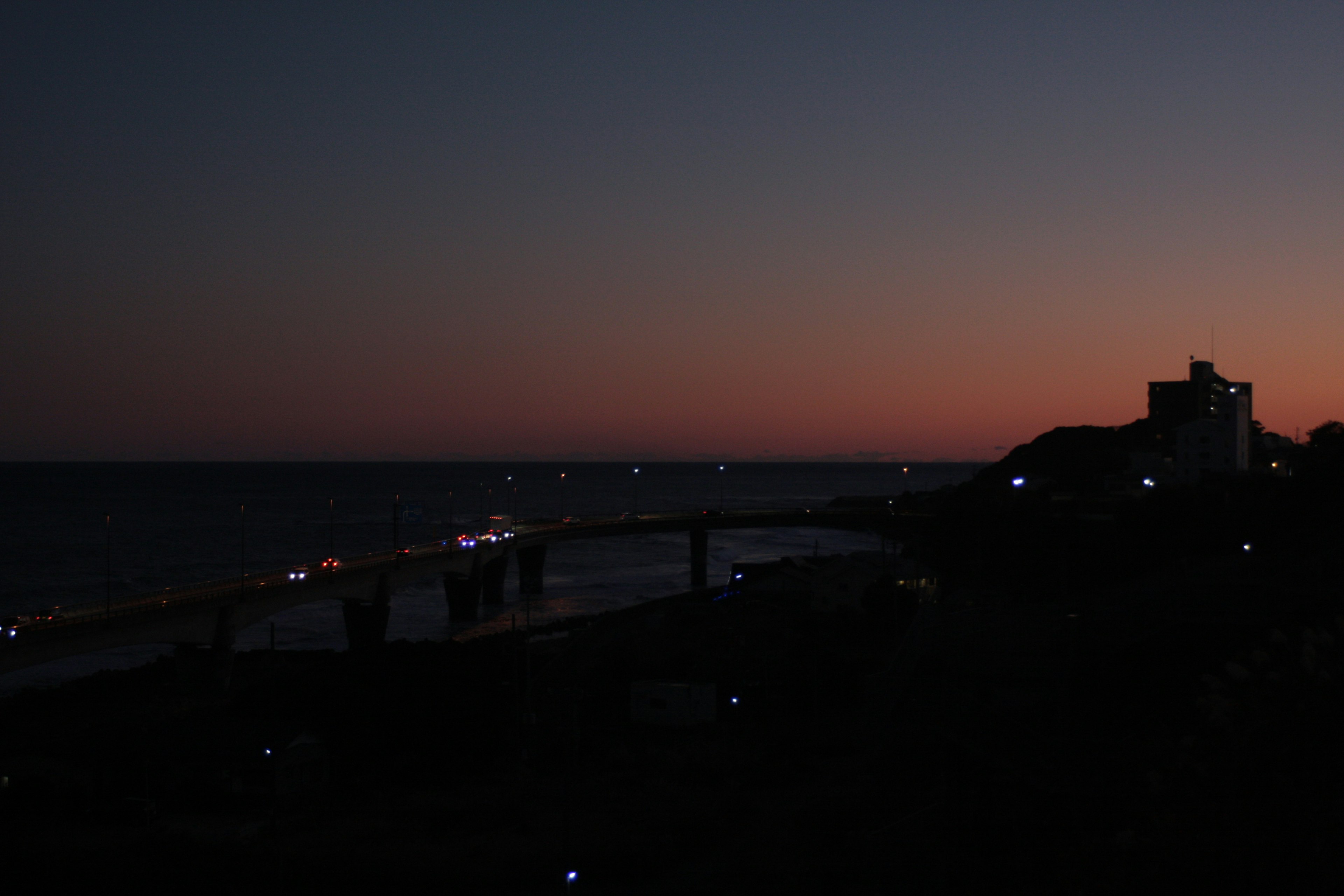 Eine malerische Aussicht auf den Ozean und die Brücke bei Dämmerung