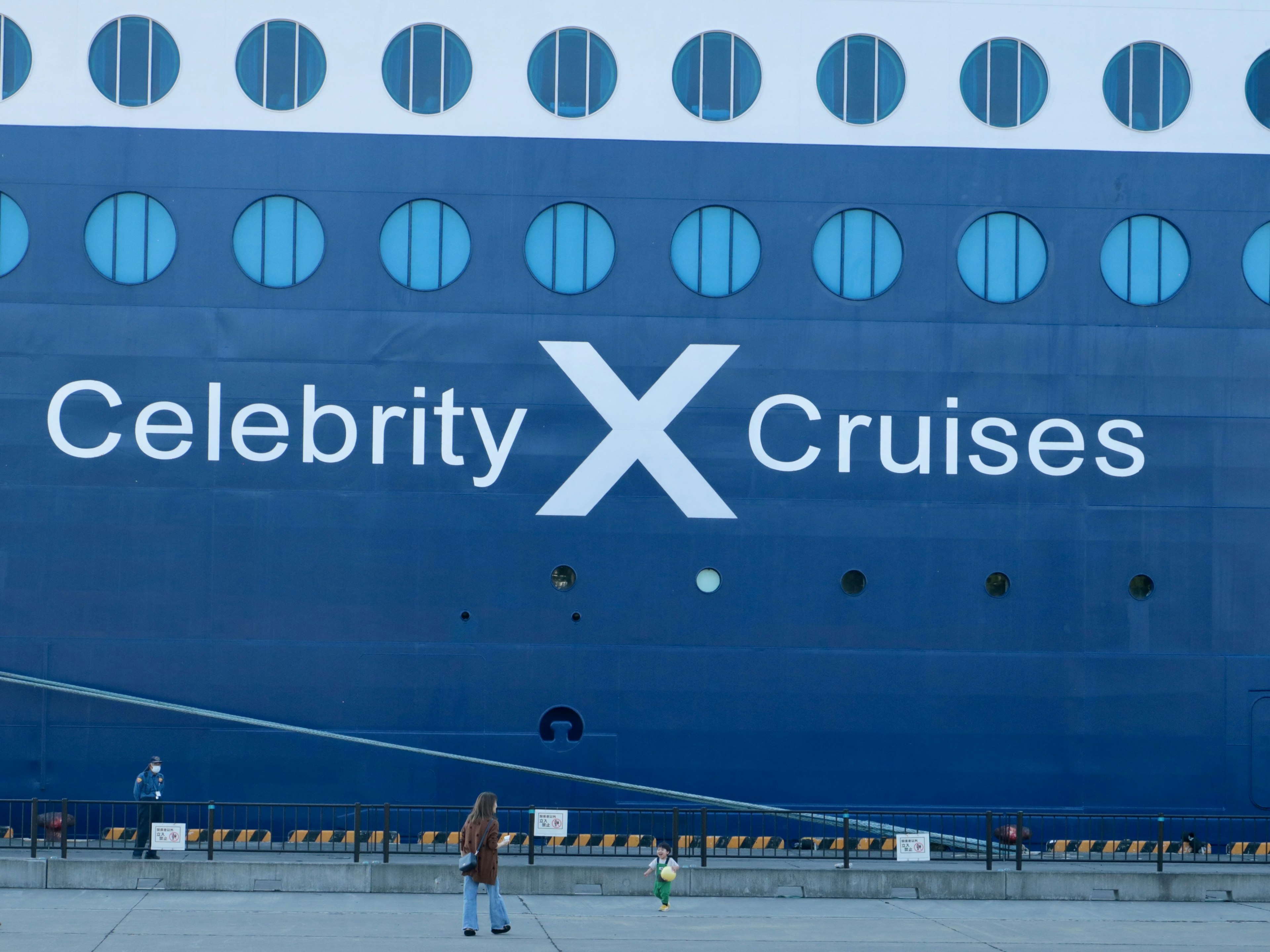 Großes Logo von Celebrity X Cruises auf einem blauen Schiffsrumpf