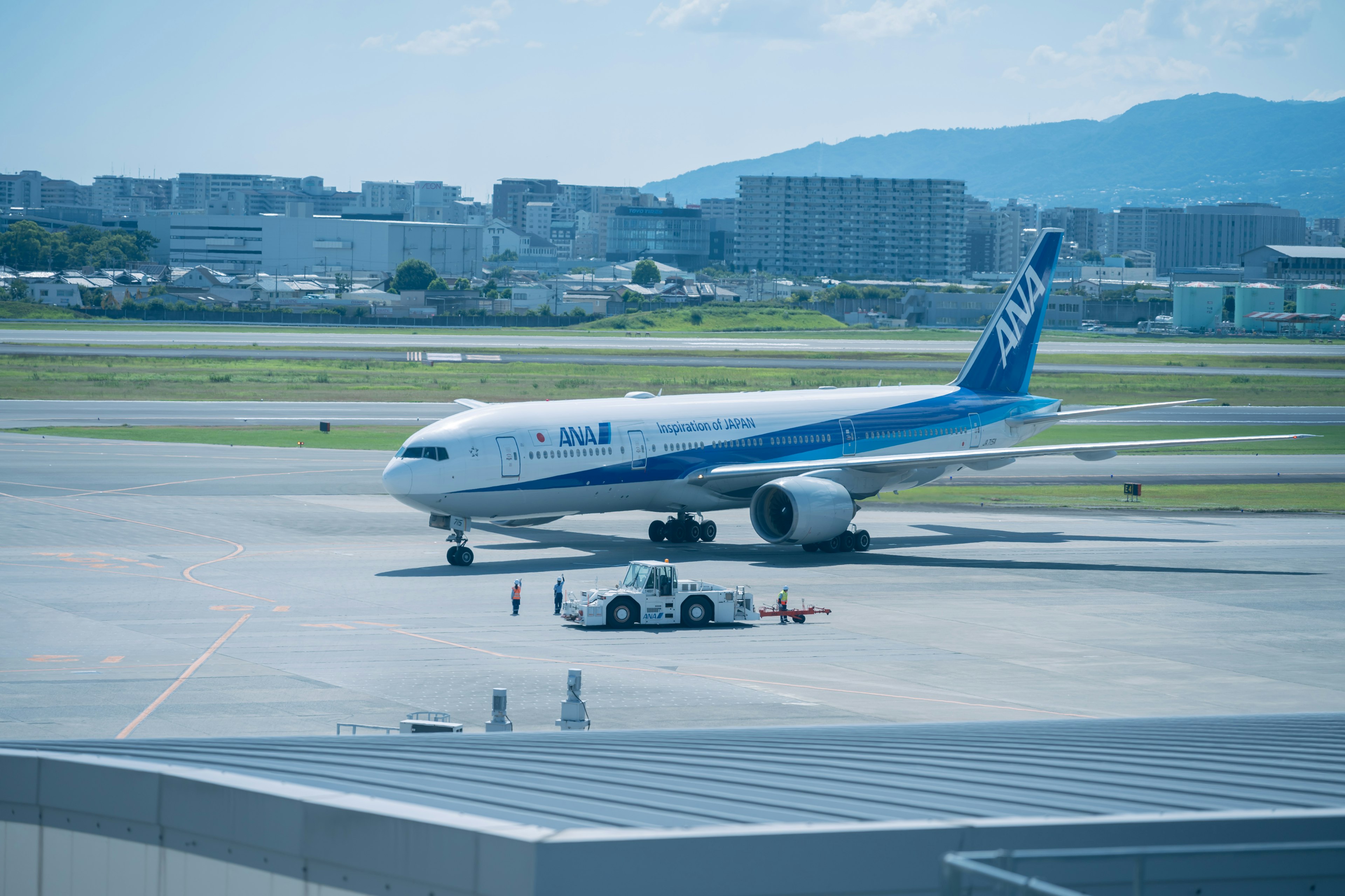 파란 디자인의 비행기가 공항 활주로에 주차되어 있다