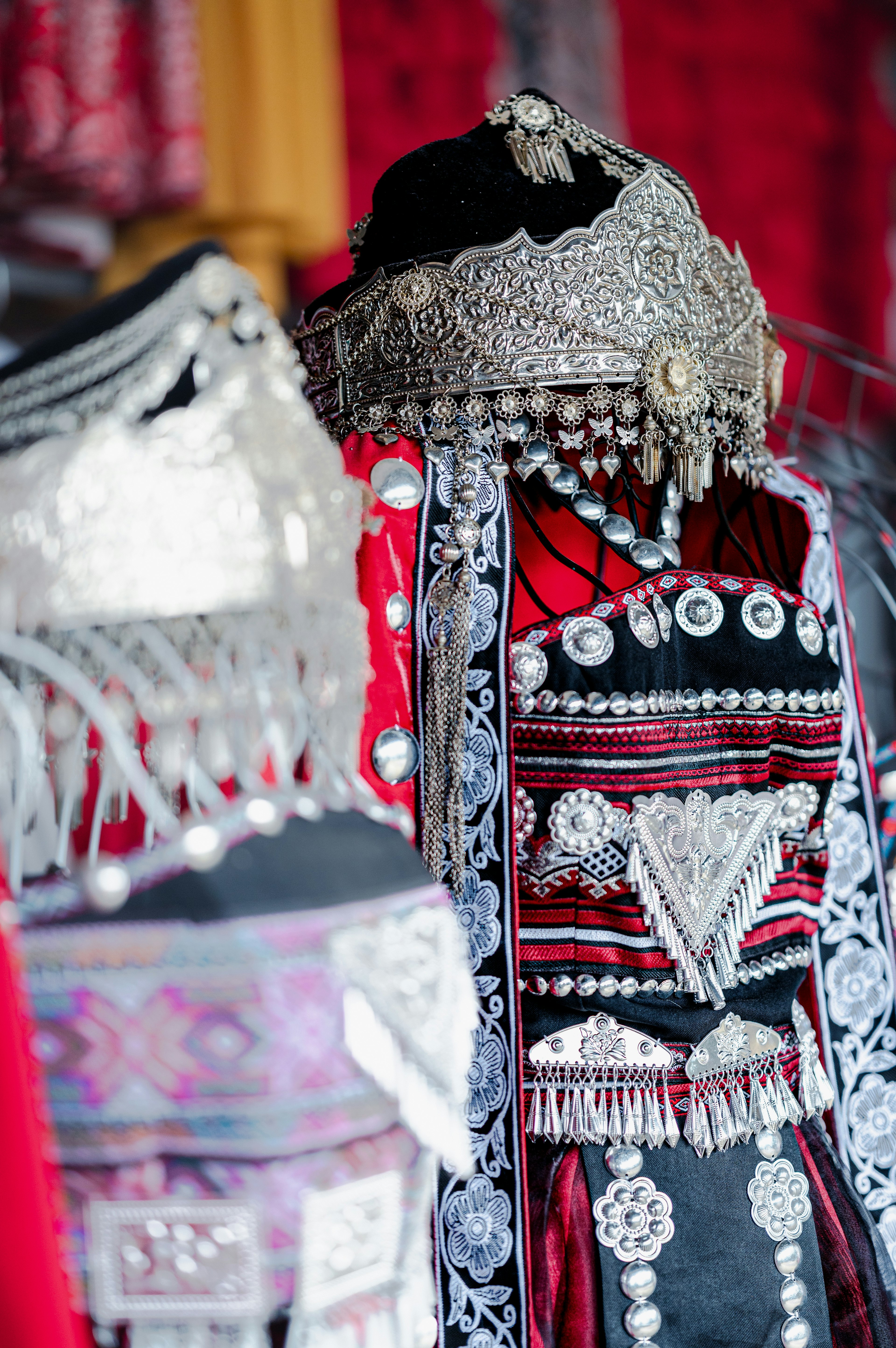 Exposición de trajes étnicos tradicionales adornados con decoraciones intrincadas