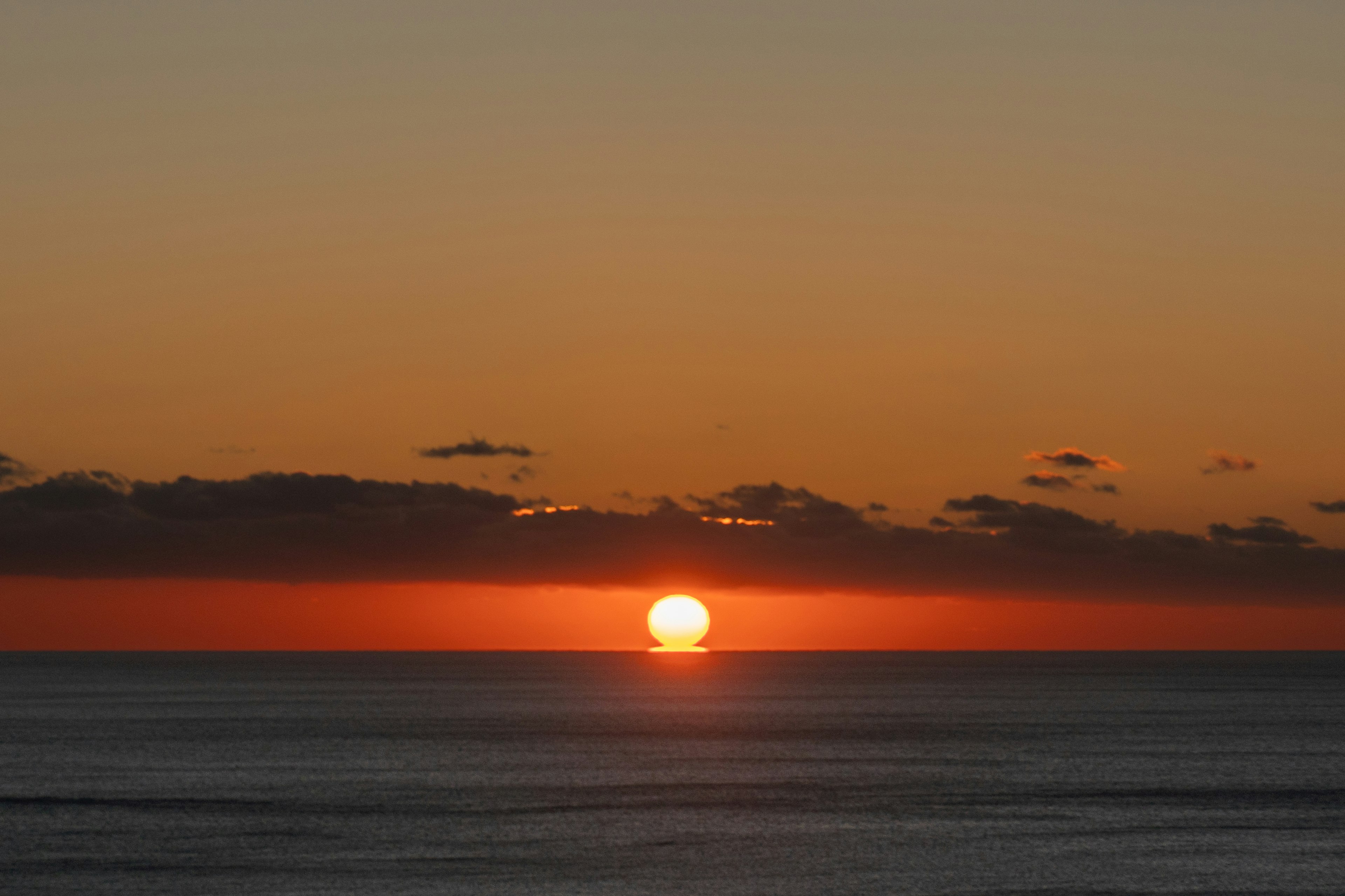 Hermoso atardecer sobre el océano