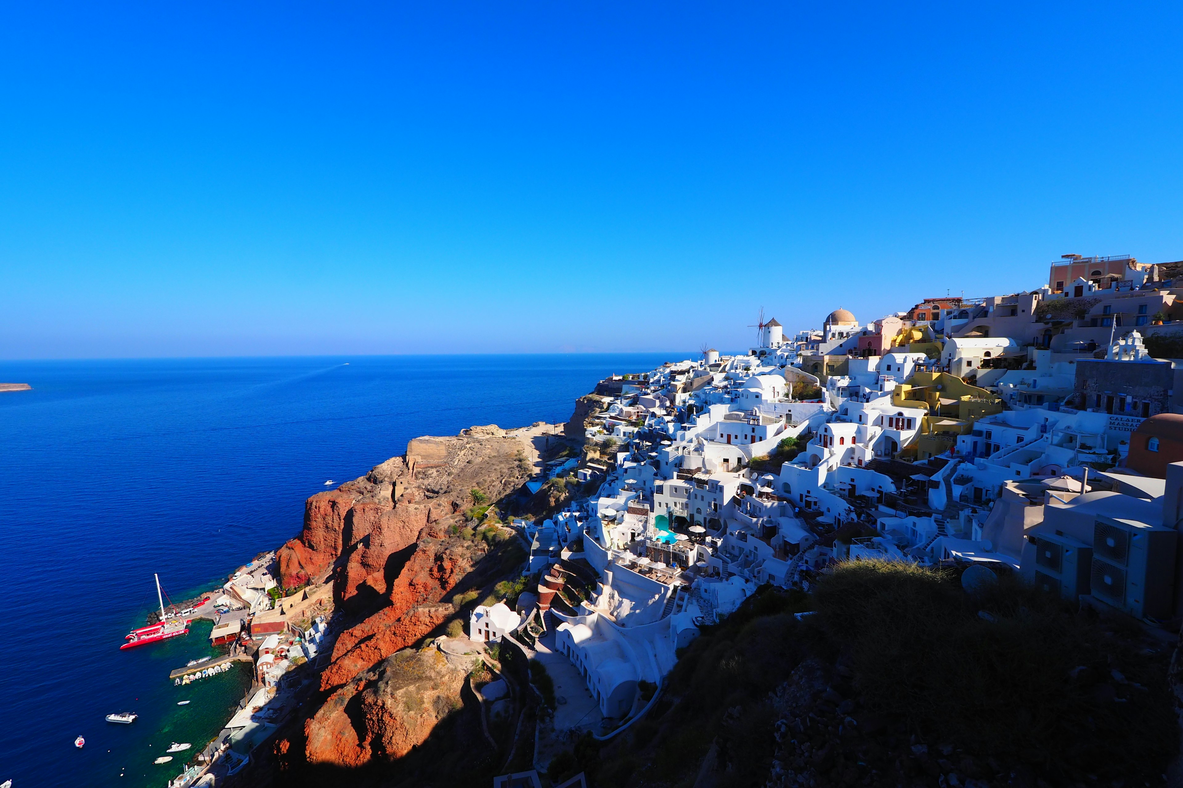 Paisaje de Santorini con casas blancas frente a un mar y un cielo azules